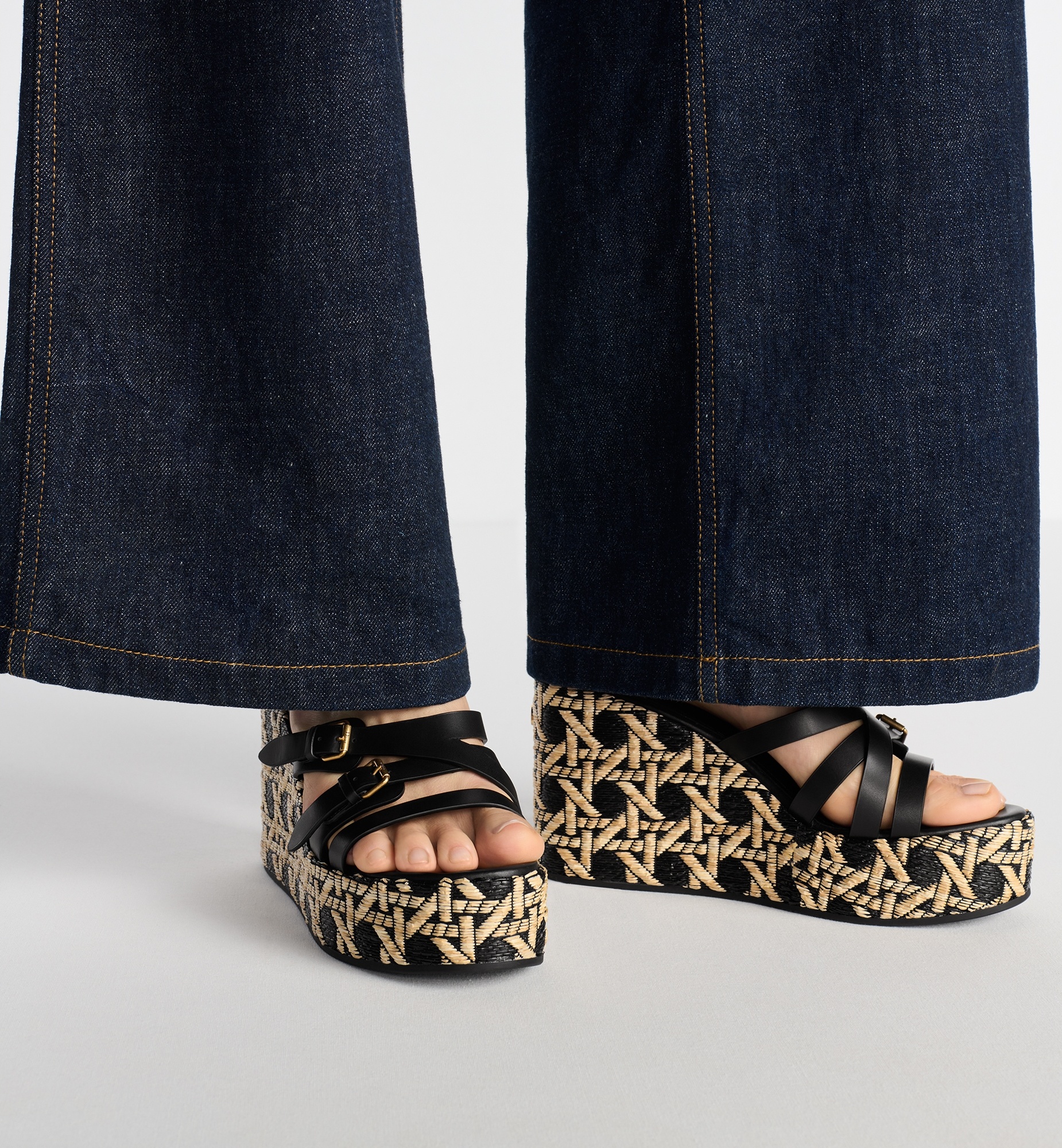 DIOR ディオール サンダル Dior L'Amazone ウェッジスライド L'Amazone Dior Wedge Slide Black Calfskin and Natural