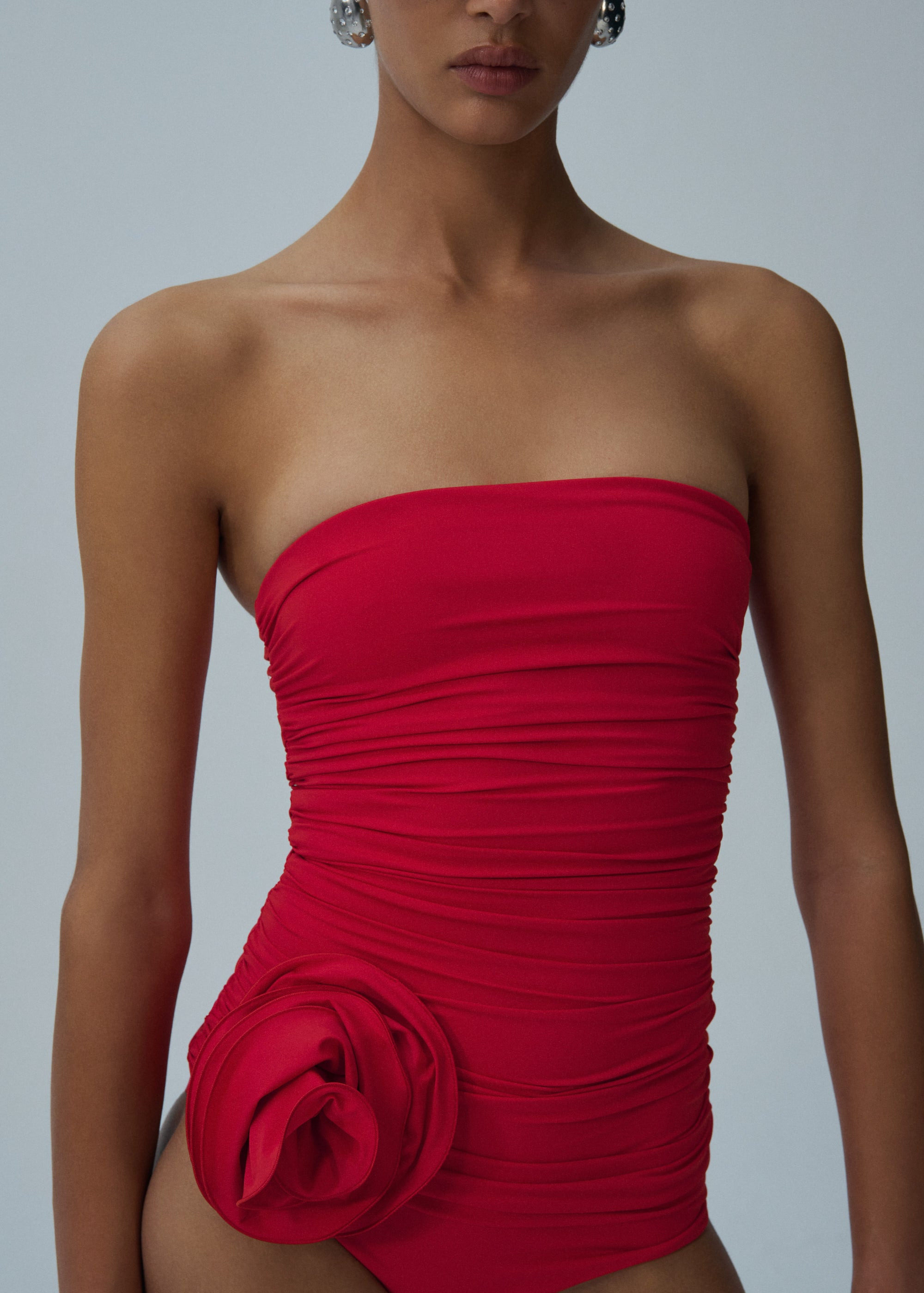 Flower appliqué strapless draped swimsuit in red - 3