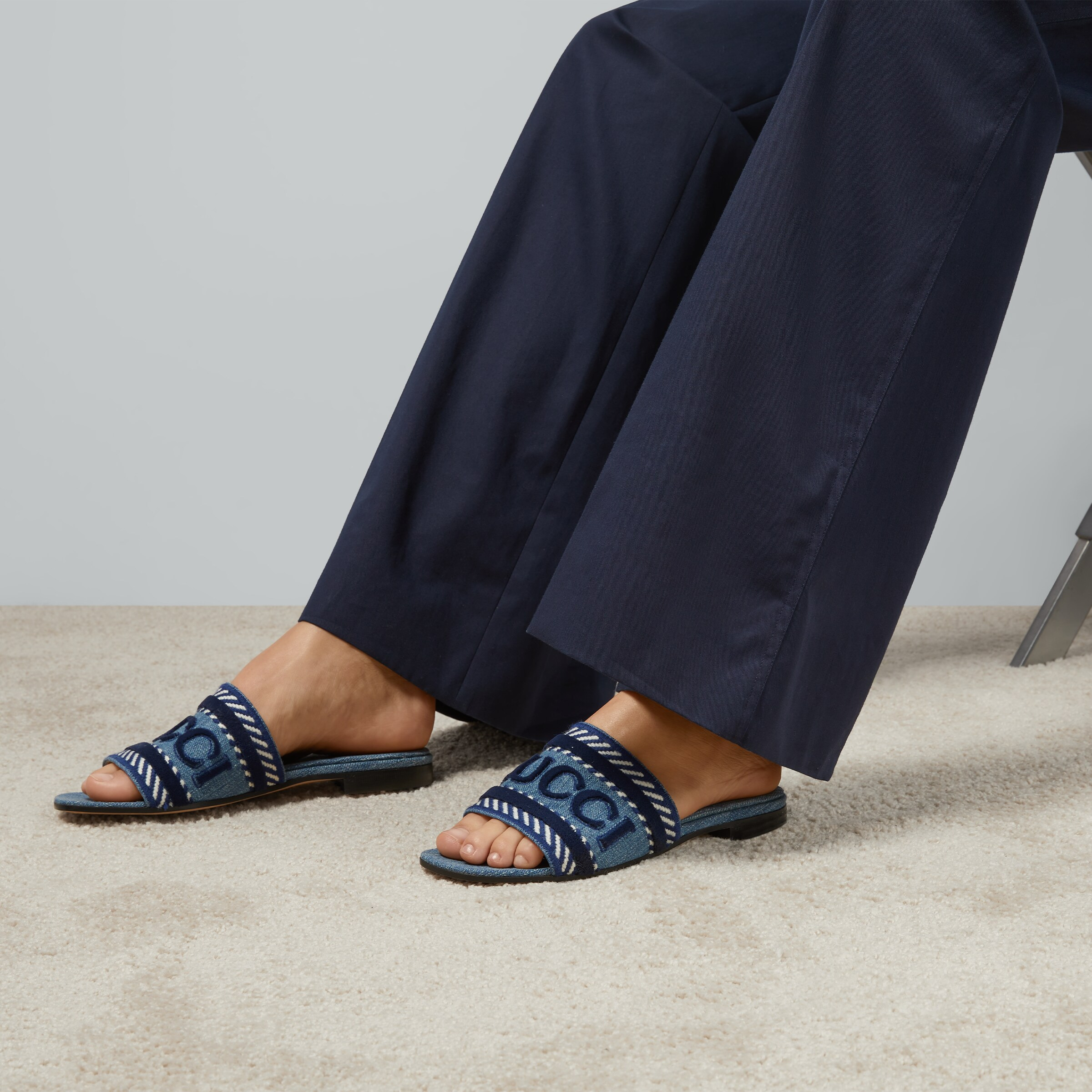 Women's slide sandal with Gucci script - 3