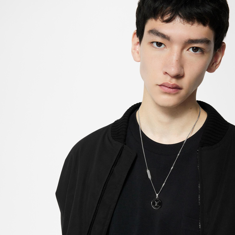 Louis Vuitton LV Award Pendant outlook