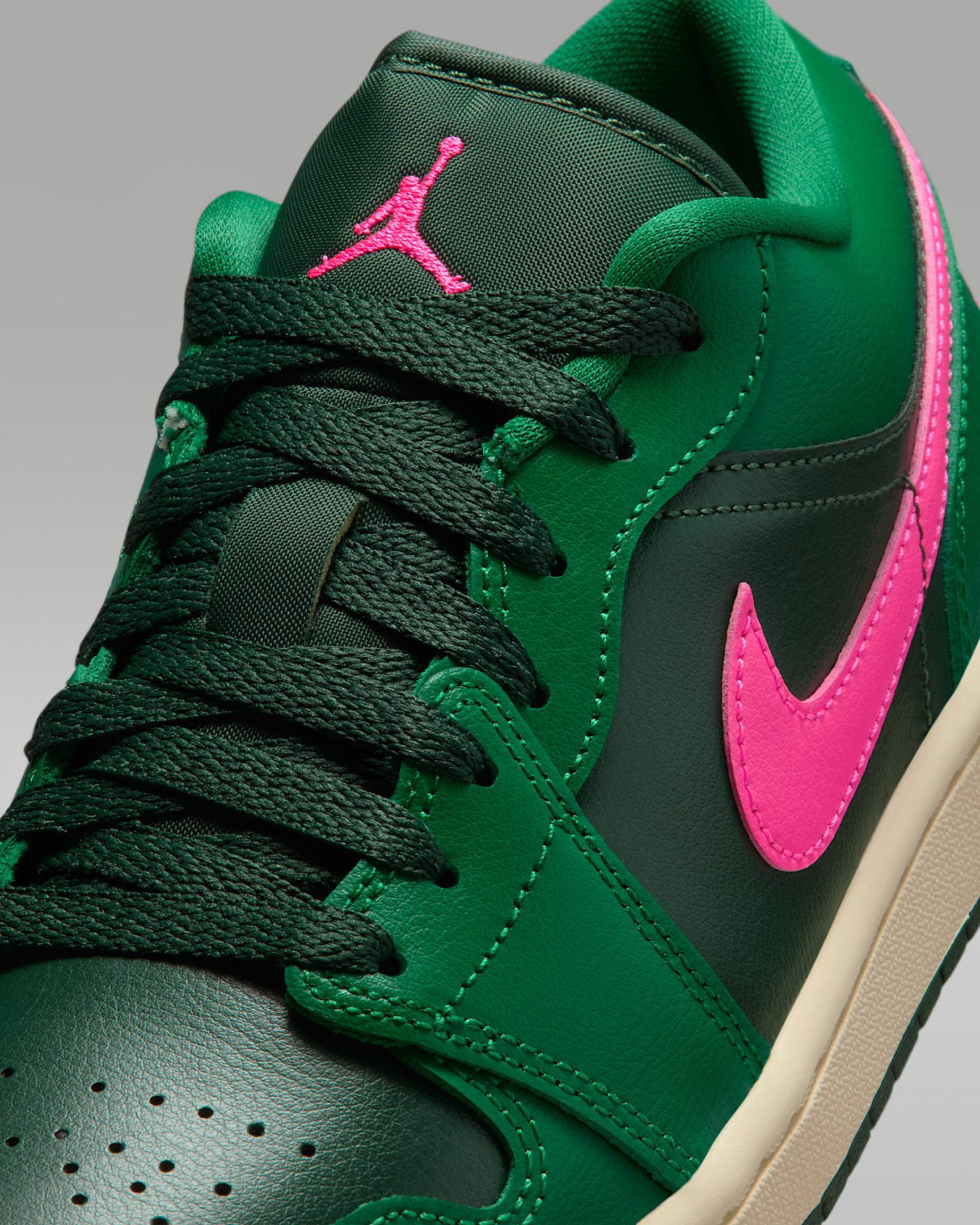 Air Jordan 1 Low Women's Shoes - 7