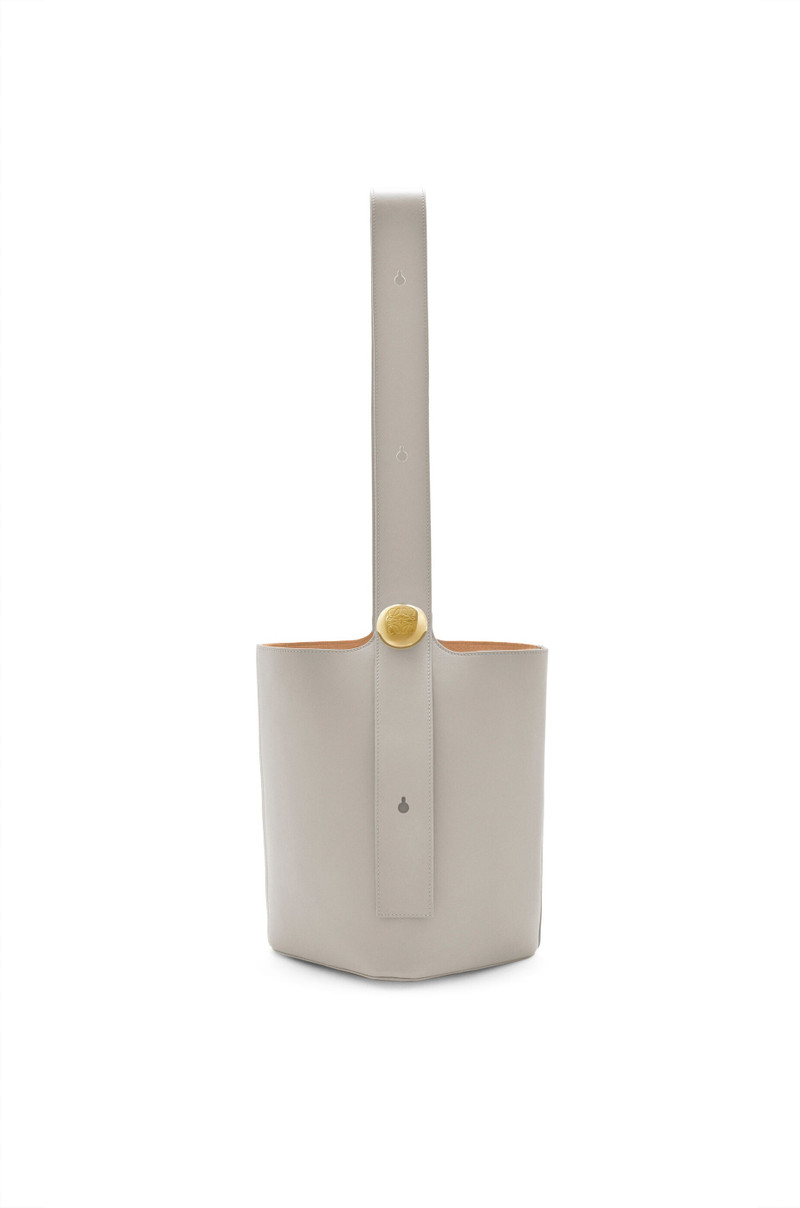 Loewe Medium Pebble bucket in smooth calfskin outlook
