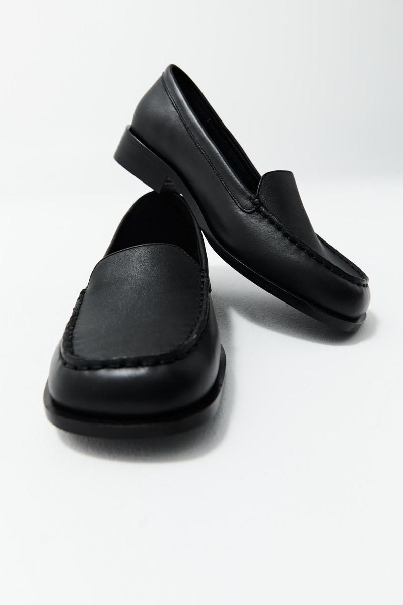 ST. AGNI Classic Loafer - Black outlook