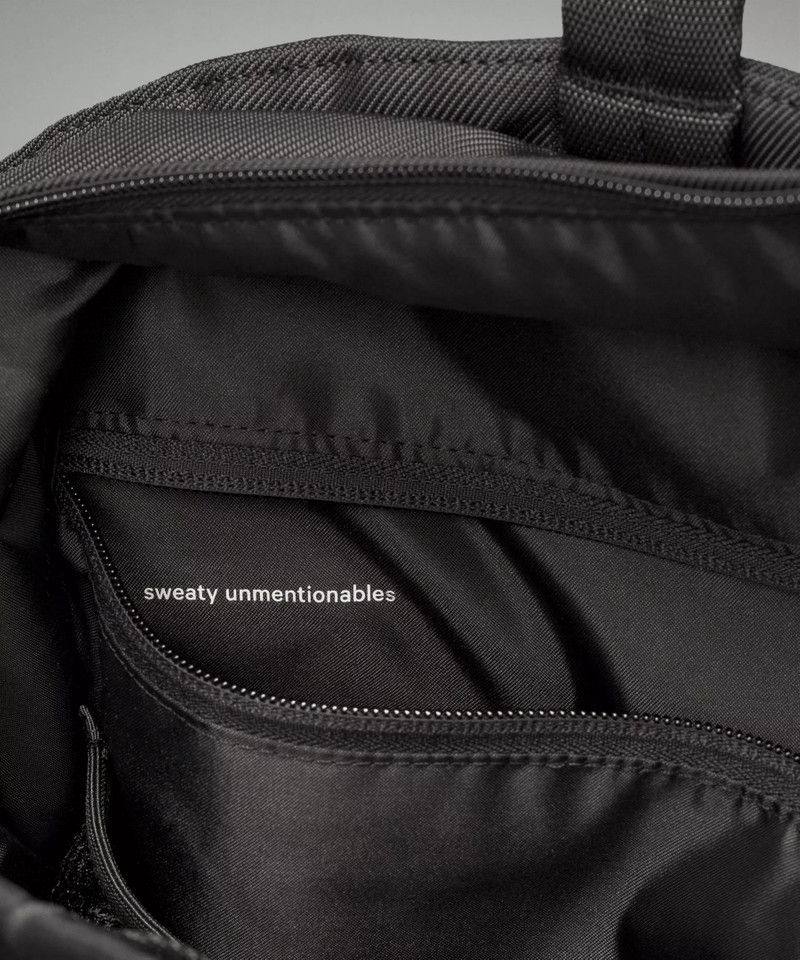 City Essentials Bag 25L 5