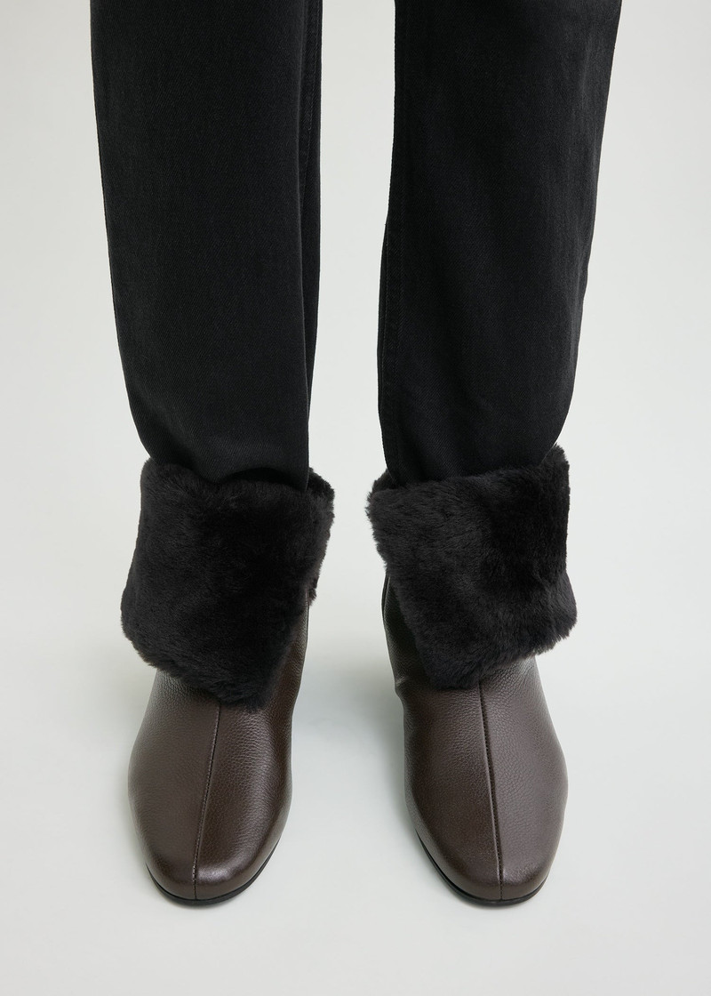 TOTEME Downtown shearling boots brown outlook