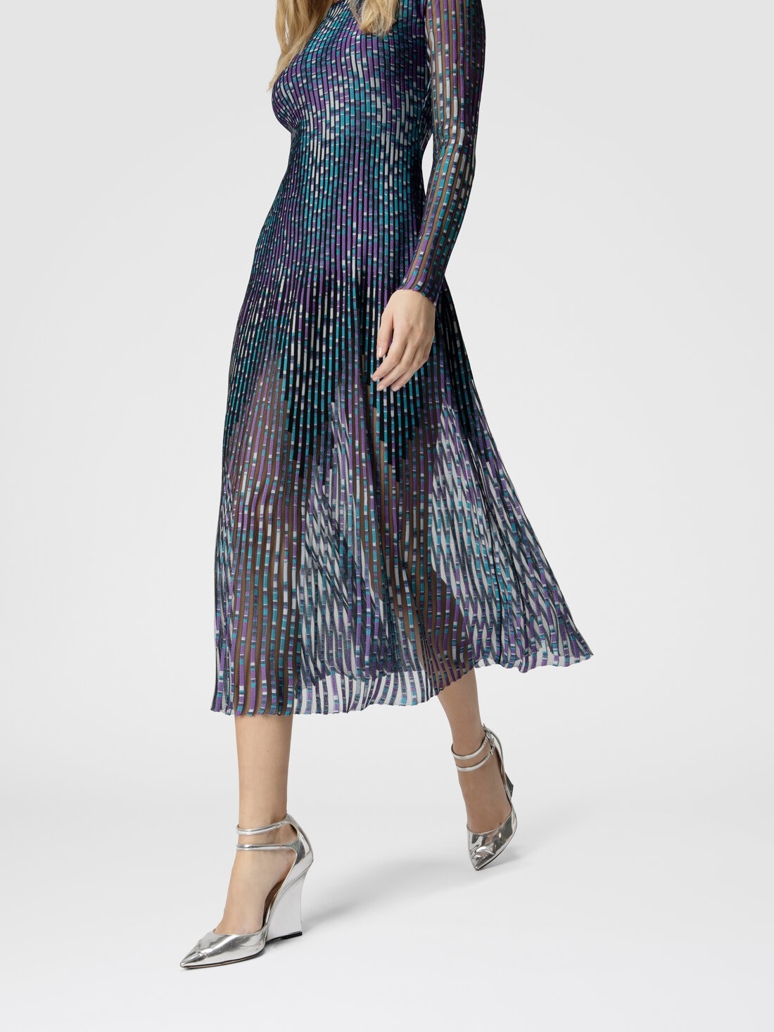 Long dress with partial zigzag pattern - 4