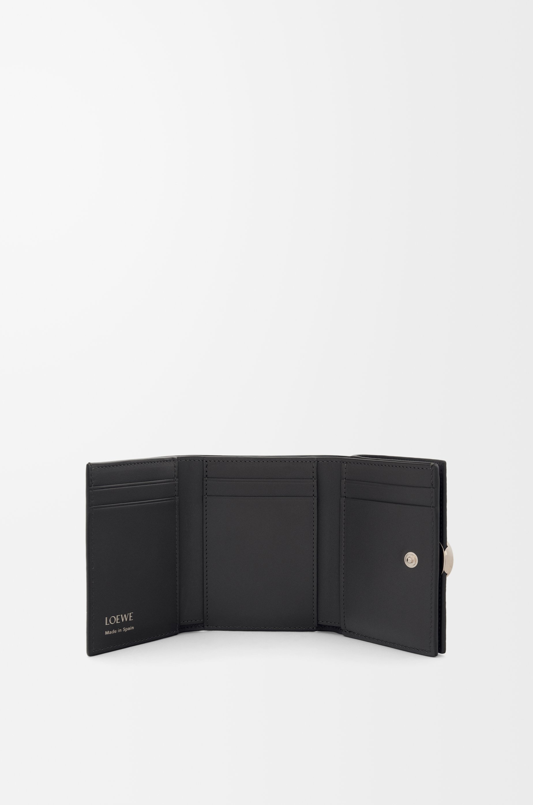 Pebble trifold wallet in pebble grain calfskin - 2
