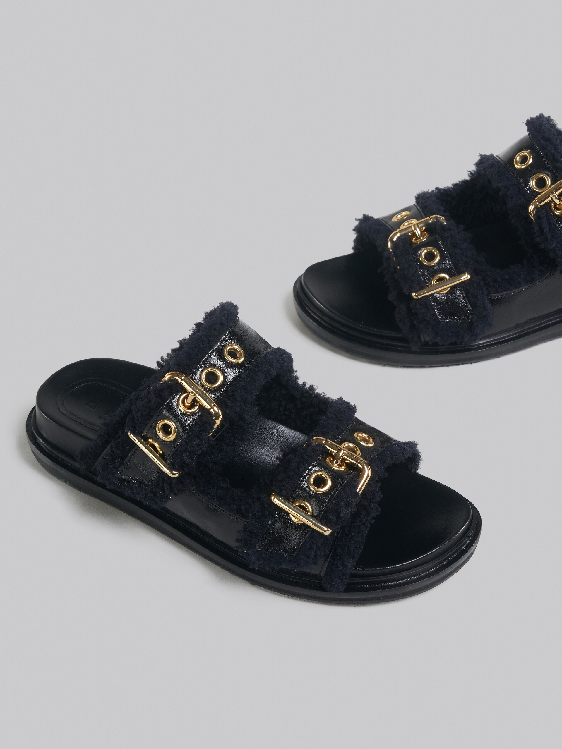BLACK LEATHER AND MERINOS FUSSBETT - 5