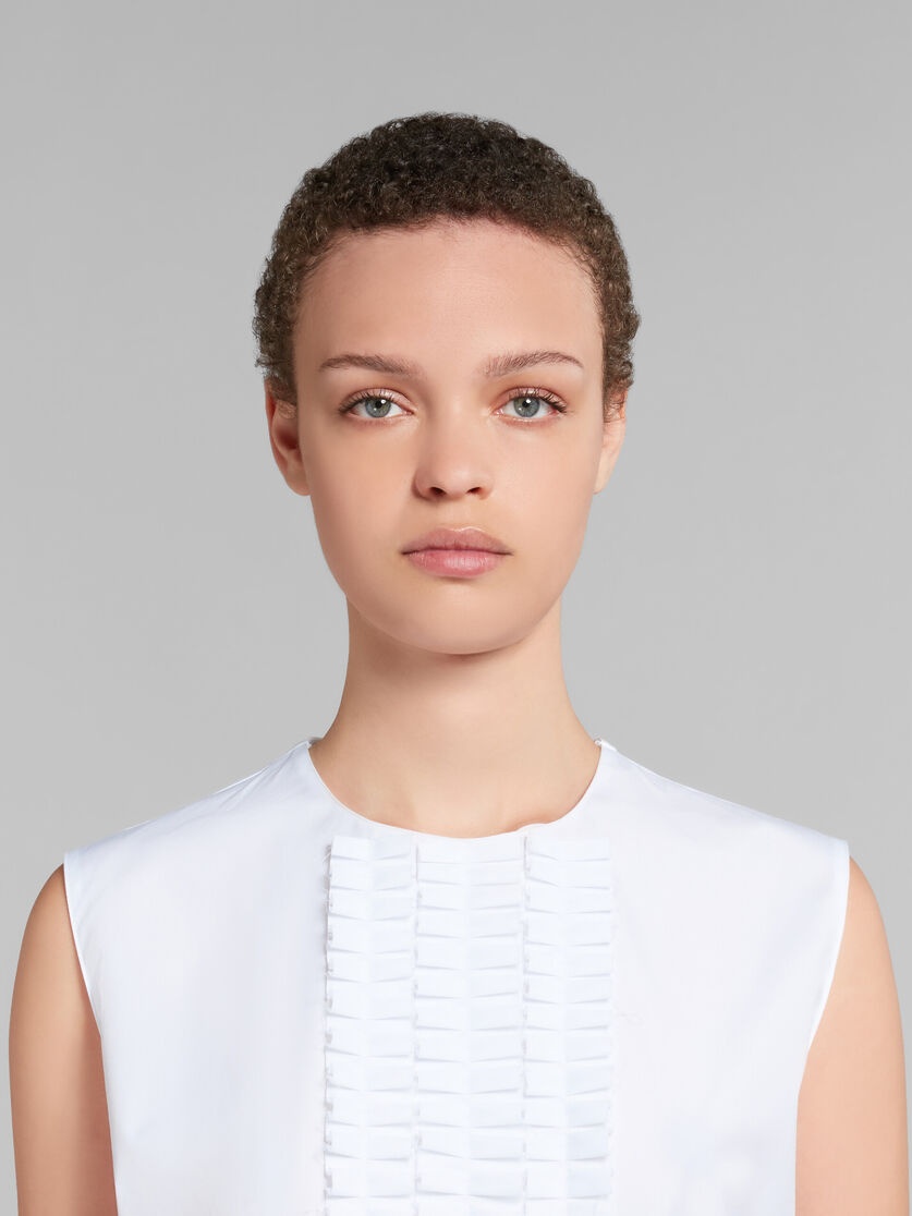 WHITE ORGANIC POPLIN SLEEVELESS TOP WITH PLEATED DETAILING - 4