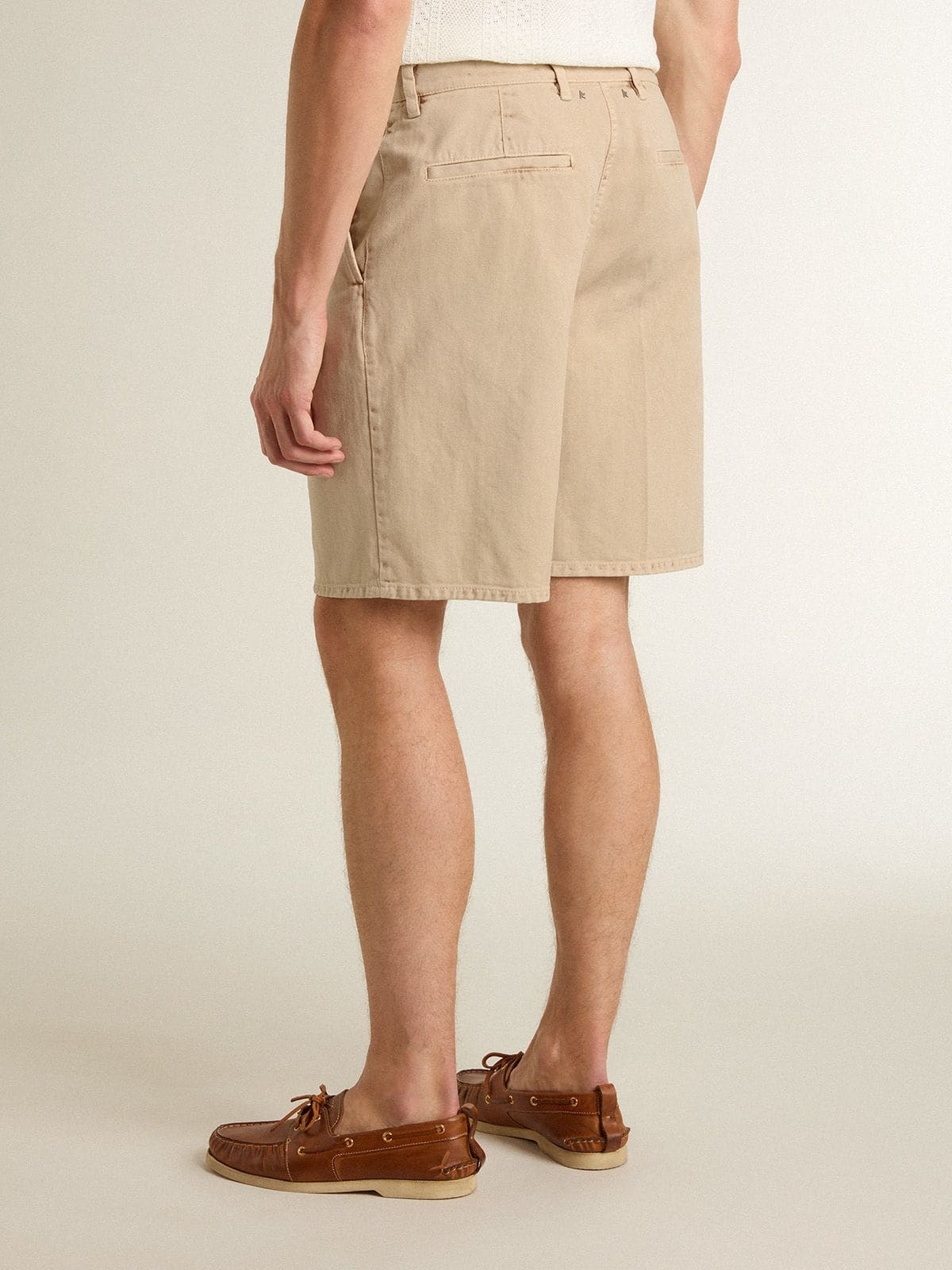 Men's Bermuda shorts in beige denim with a lived-in look finish - 4