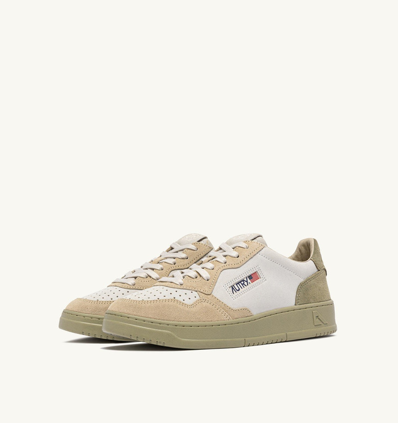 AUTRY MEDALIST LOW TRICOLOR SNEAKERS IN WHITE SAND AND GRAY GREEN SUEDE outlook