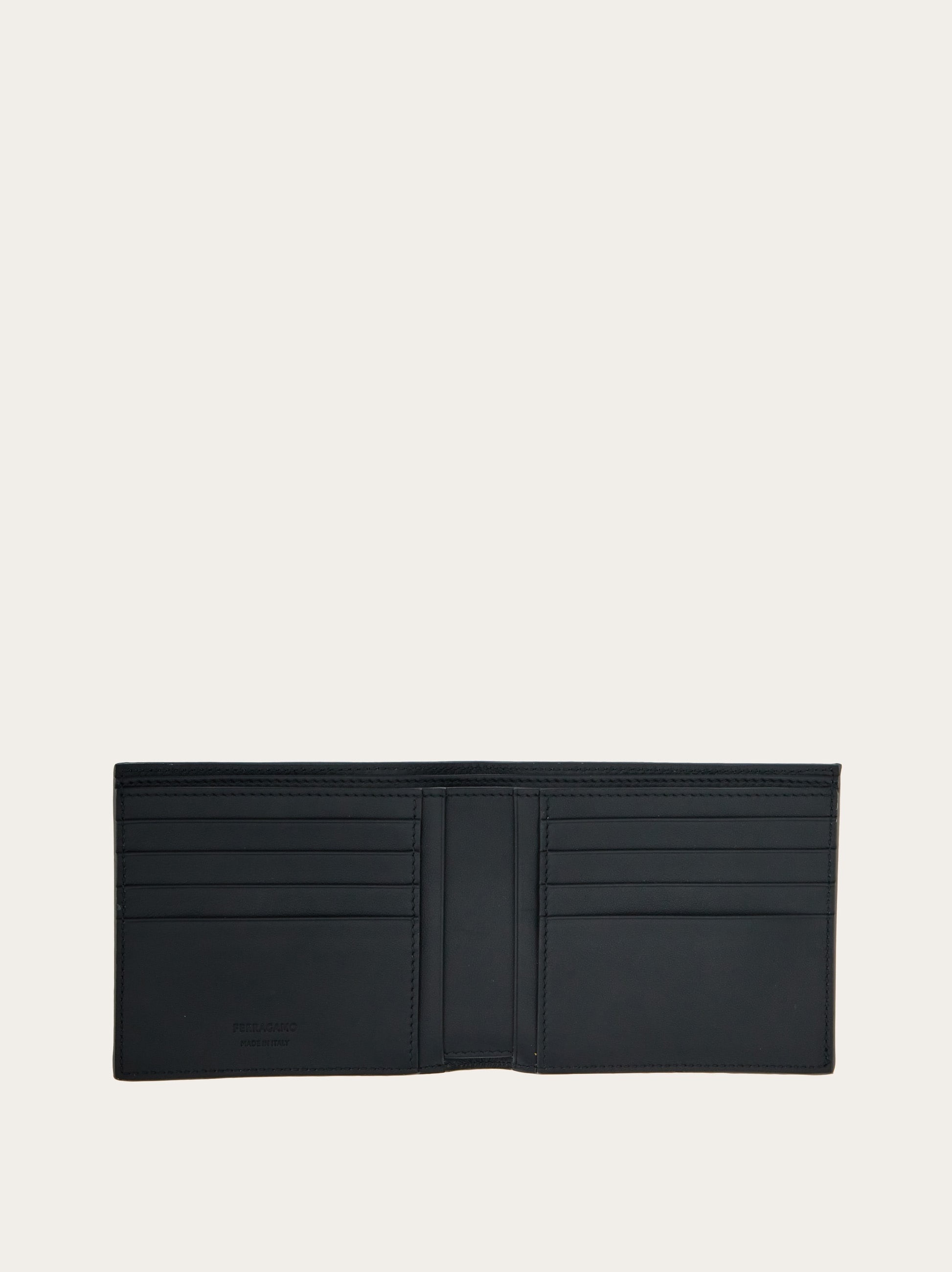 Wallet with knurled detailing 4