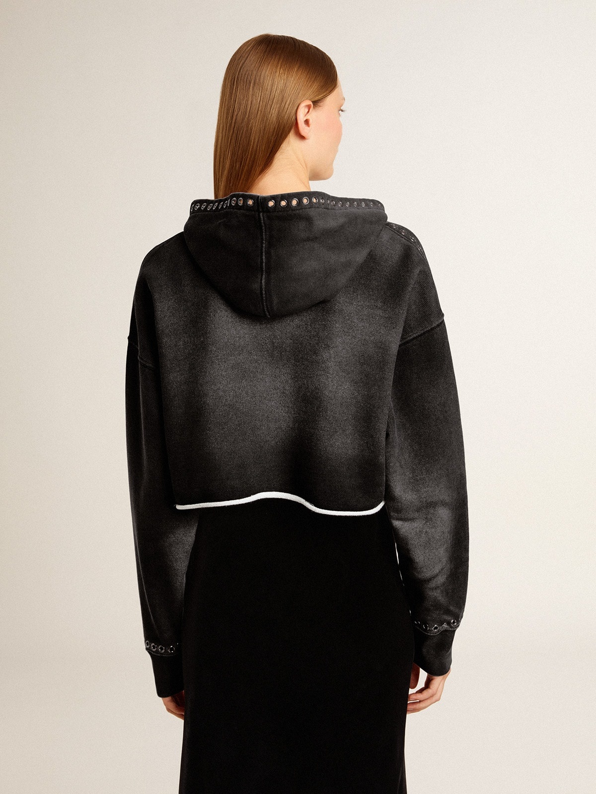 Gray cropped sweatshirt with a lived-in effect - 4