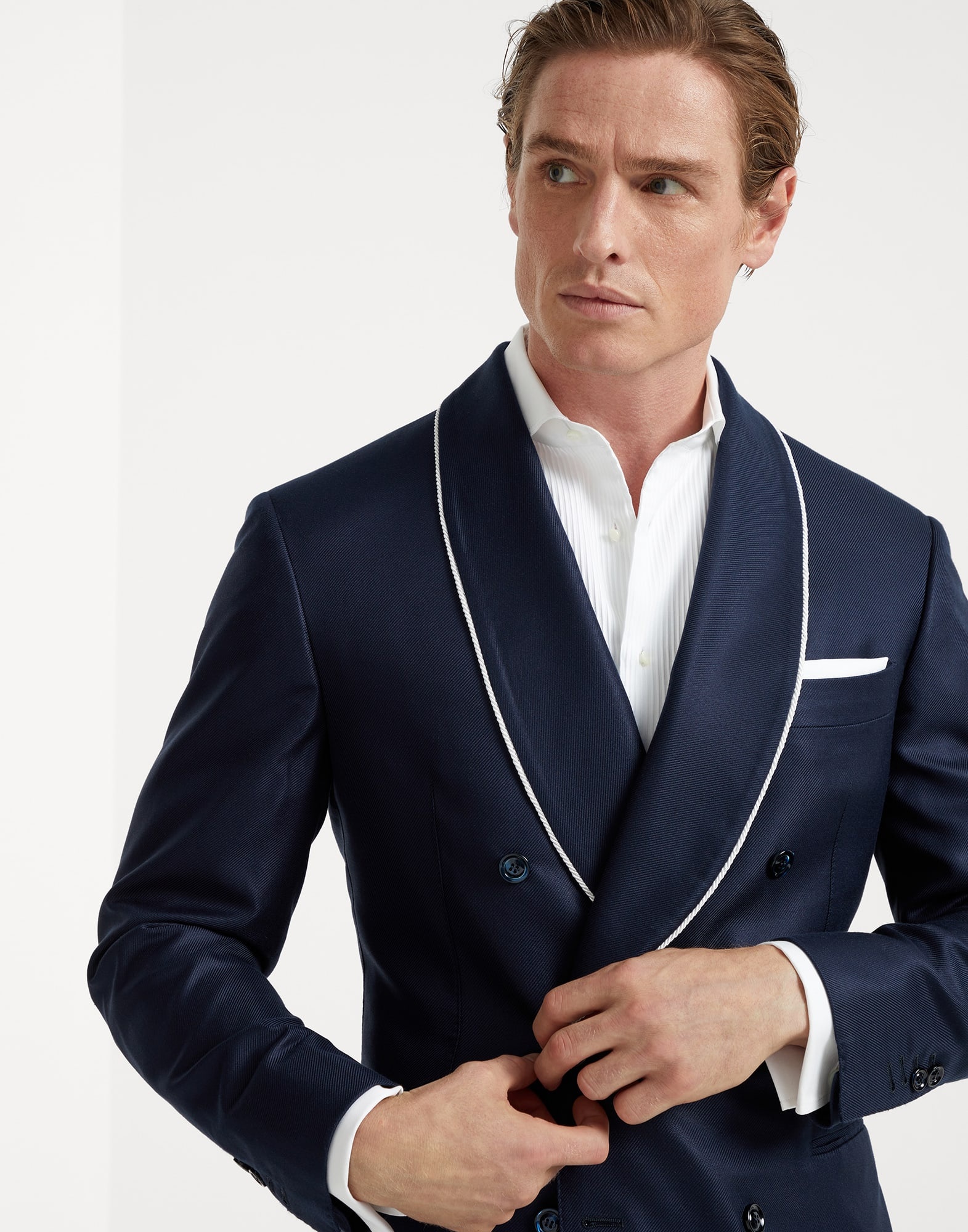 Silk diagonal one-and-a-half breasted tuxedo jacket with shawl lapels and piping - 3