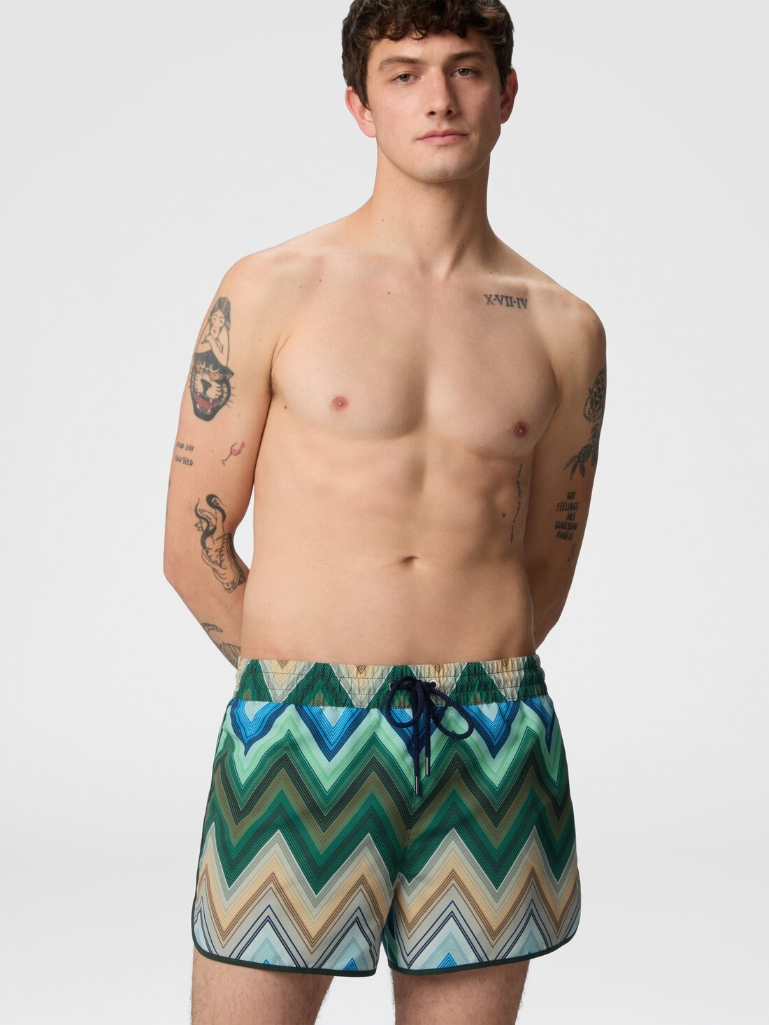 Swim shorts with macro zigzag print - 4