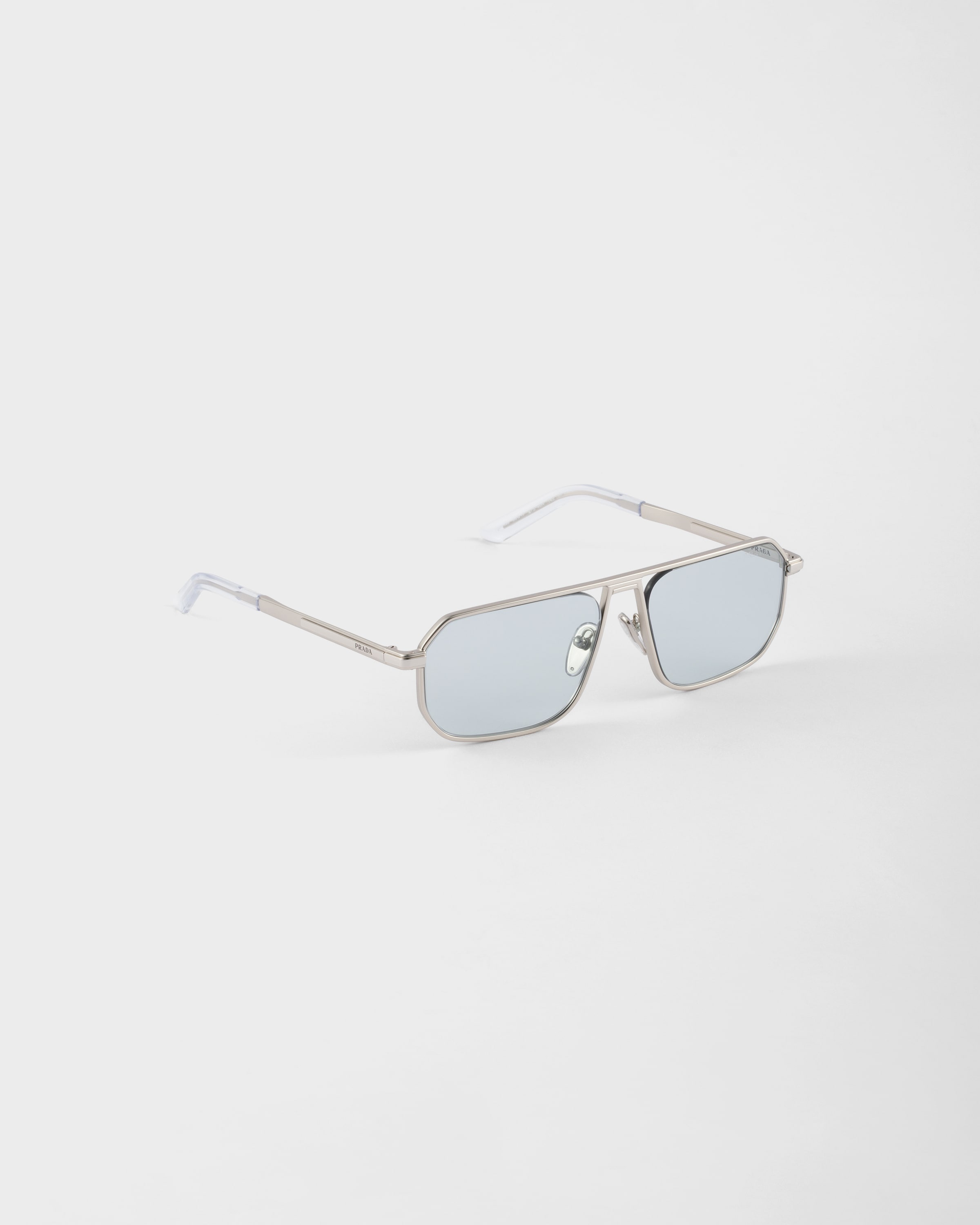 Sunglasses with the iconic metal plaque - 3