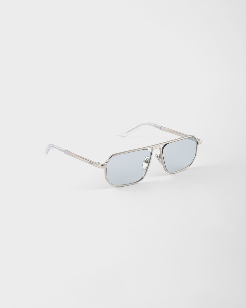 Sunglasses with the iconic metal plaque 3