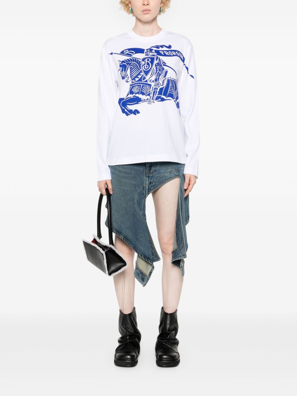 【送料&関税込】Burberry Light Grey Equestrian Print T-shirt Burberry Light Grey Equestrian Print T-shirt | italist