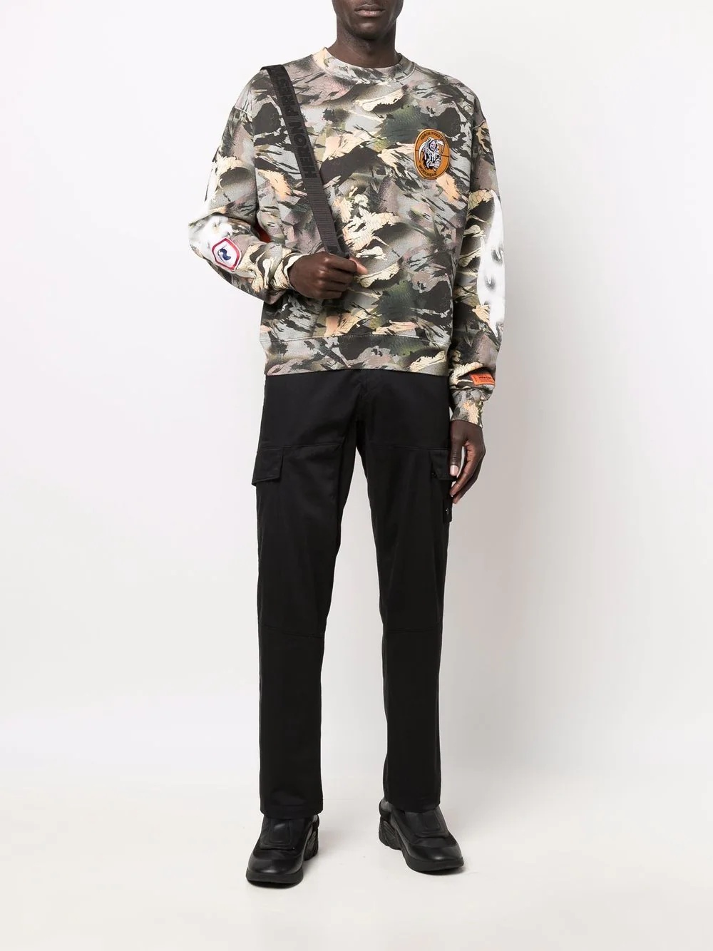 camo-print logo-patch sweatshirt - 2