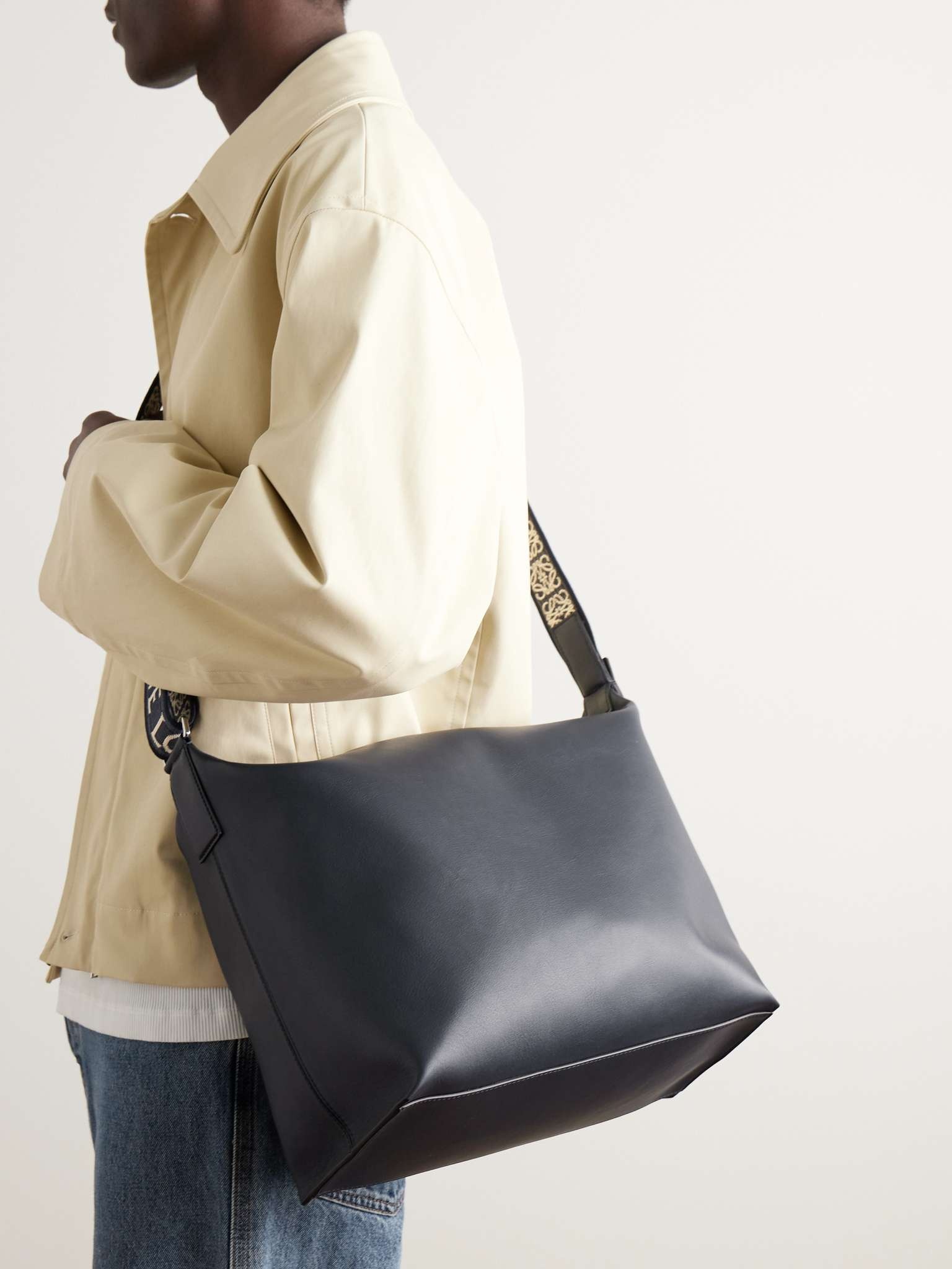 【関税込み】☆LOEWE☆ Cubi レザー メッセンジャーバッグ Loewe Cubi Leather Messenger Bag | mrporter | REVERSIBLE
