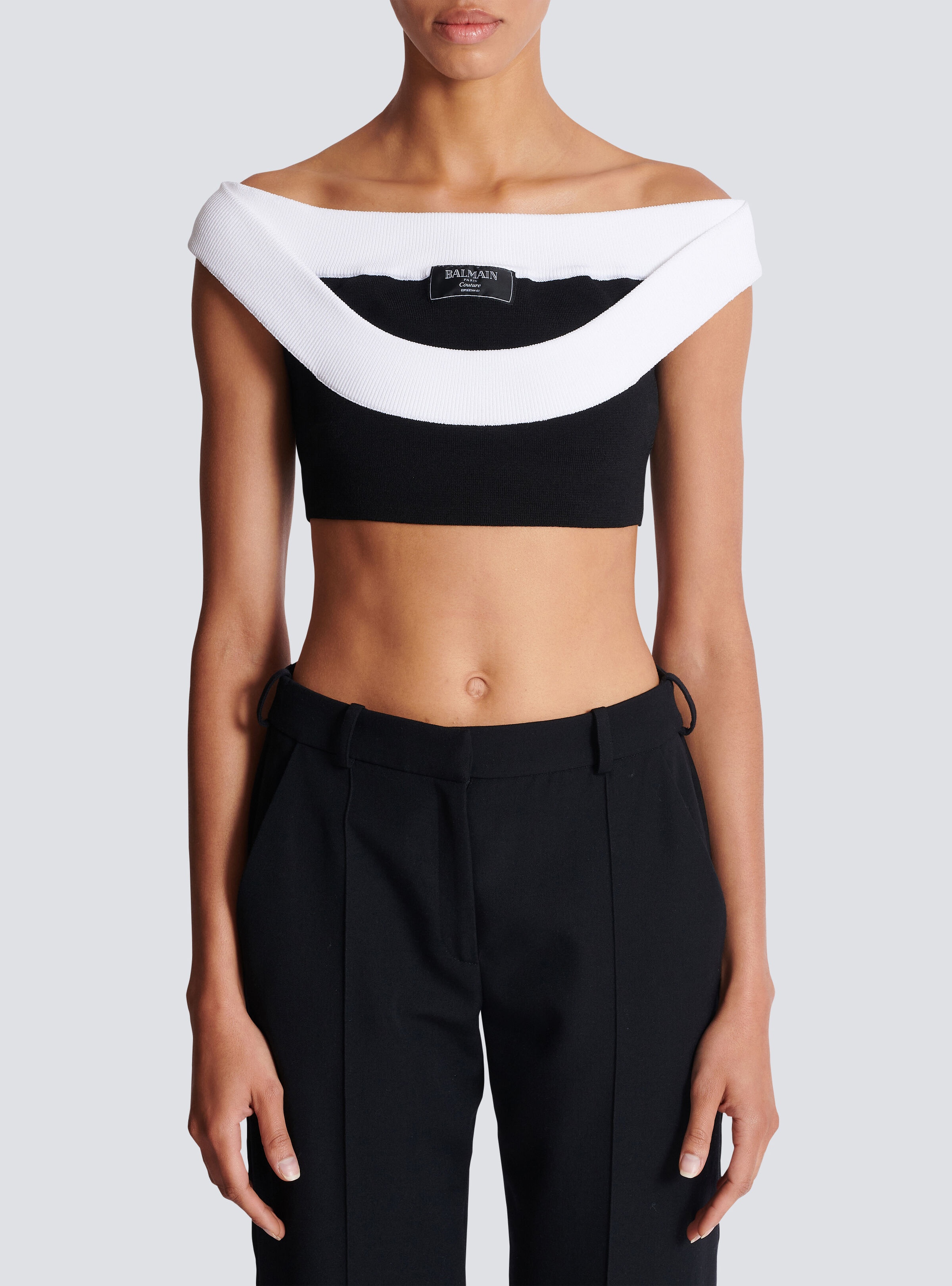 Two-tone knit cropped top with double neckline - 5