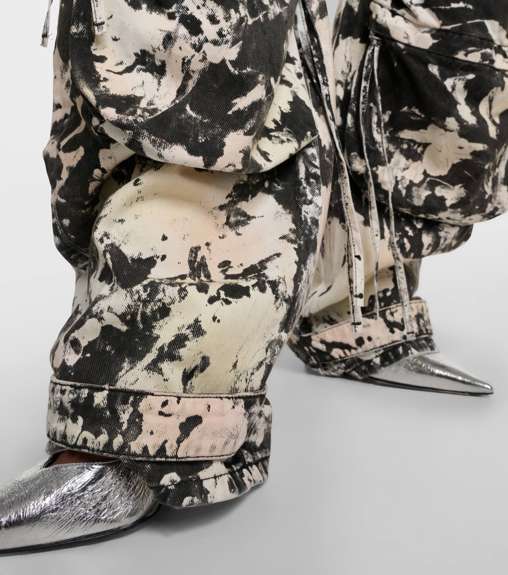 Fern printed mid-rise cargo jeans - 6