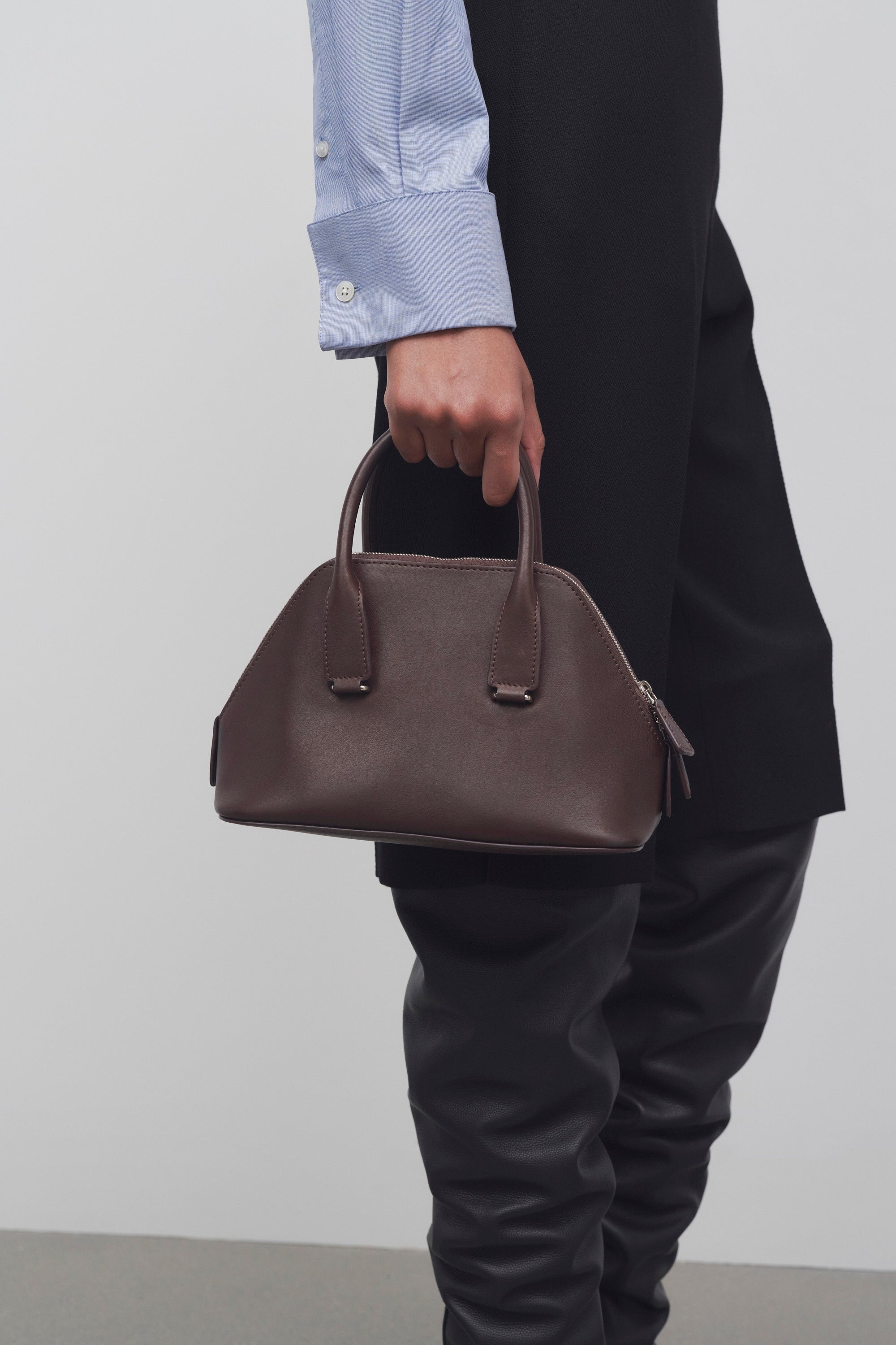 【完売必至】The Row Devon ミニ レザーバッグ The Row Mini Devon Leather Top Handle Bag | Saks Fifth Avenue