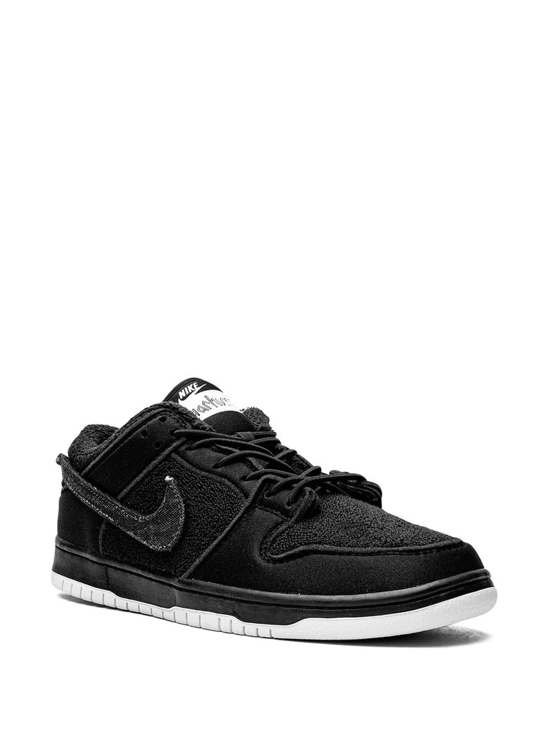 Nike Dunk Low sneakers outlook