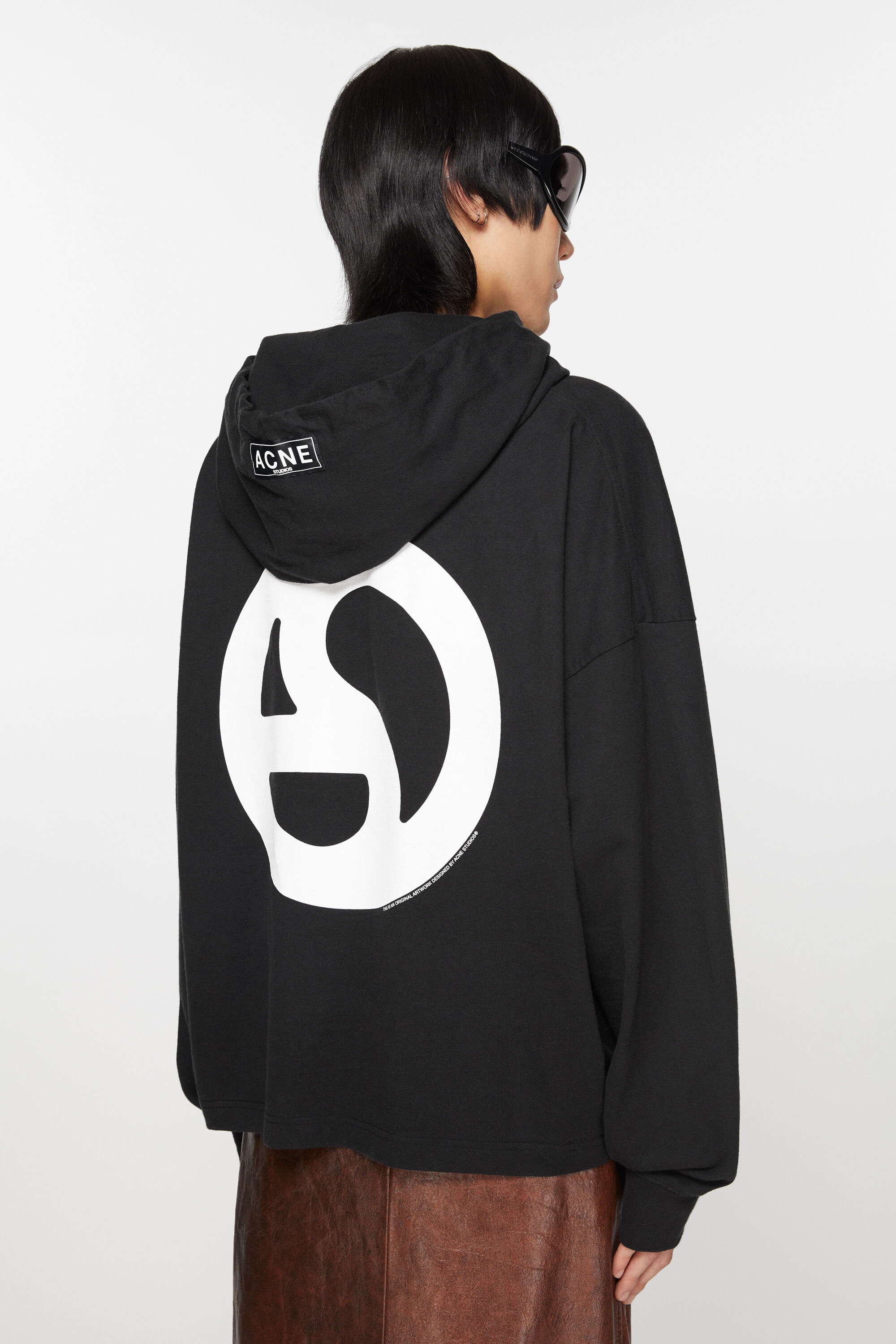 国内発送☆ACNE STUDIOS☆HOODIE/BLACK Acne Studios logo-print drop-shoulder Hoodie | Black | FARFETCH