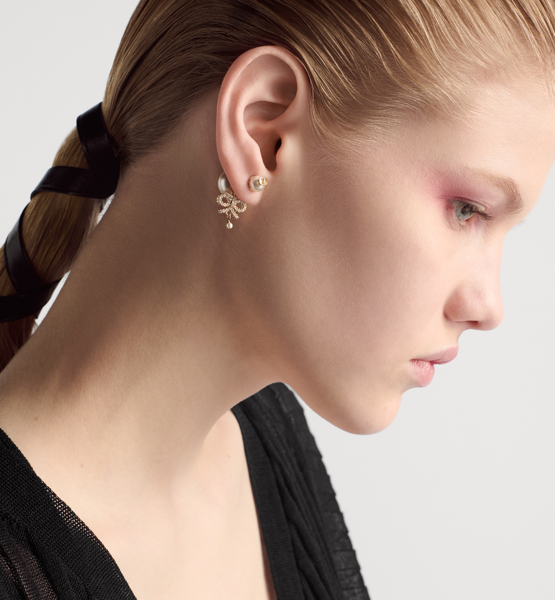 【Dior】Tribales ピアス arrow ディオール Dior Tribales ピアス ロゴ ビジュー 白 ホワイト