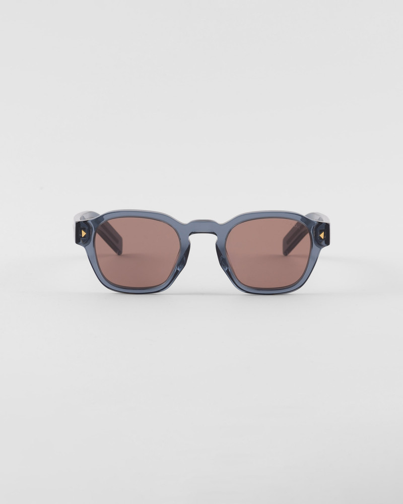 Sunglasses with iconic metal plaque 1