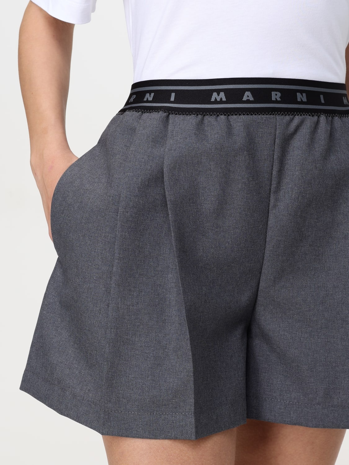 Short woman Marni - 5