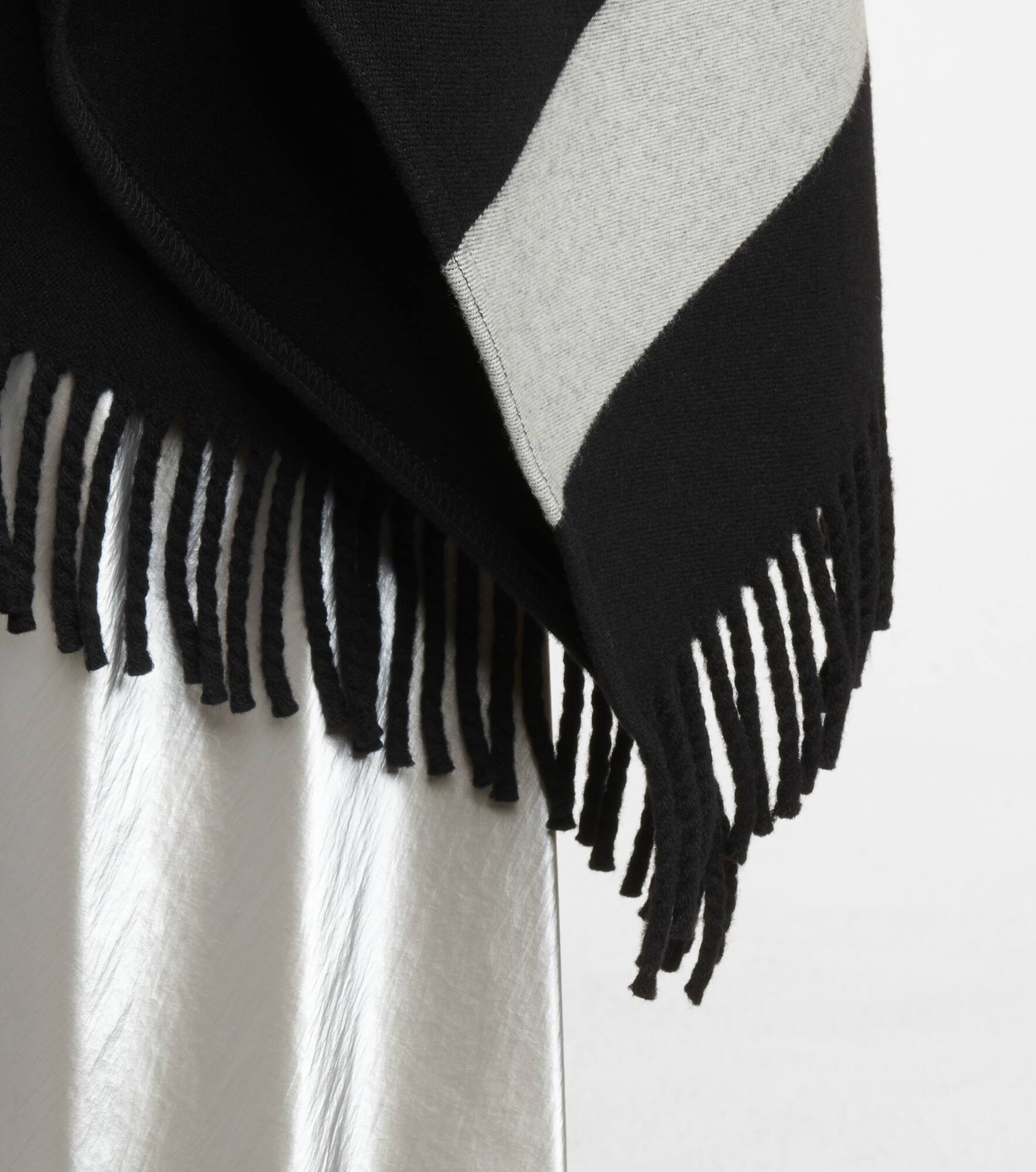 Virgin wool and nylon cape - 5