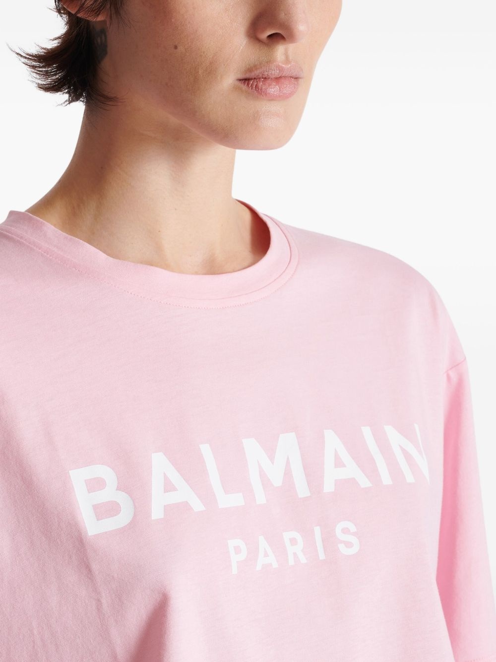 cropped logo-print T-shirt - 7