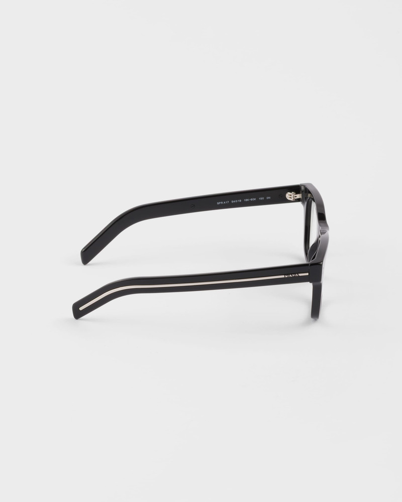 Sunglasses with iconic metal plaque 4