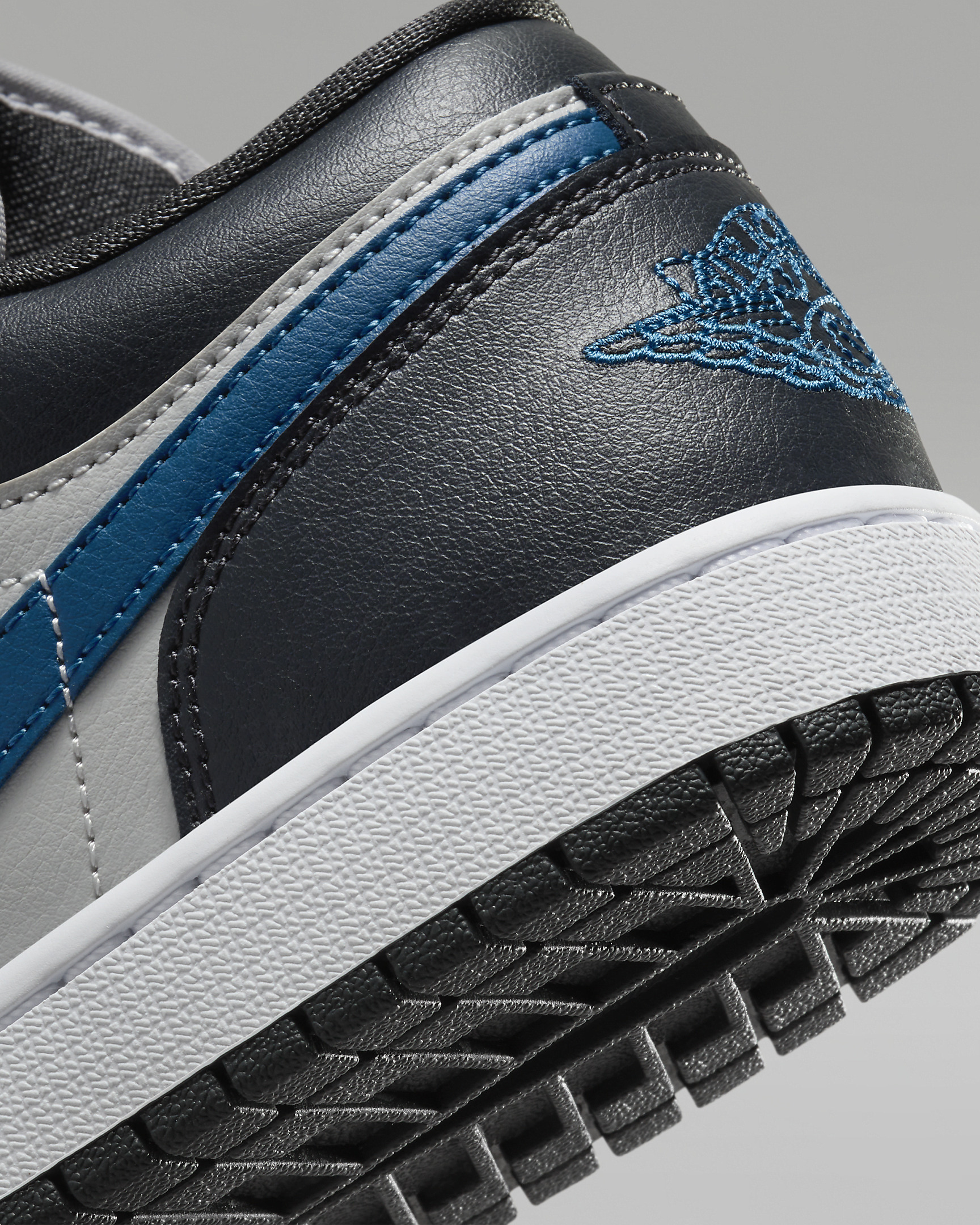 Air Jordan 1 Low Women's Shoes - 8