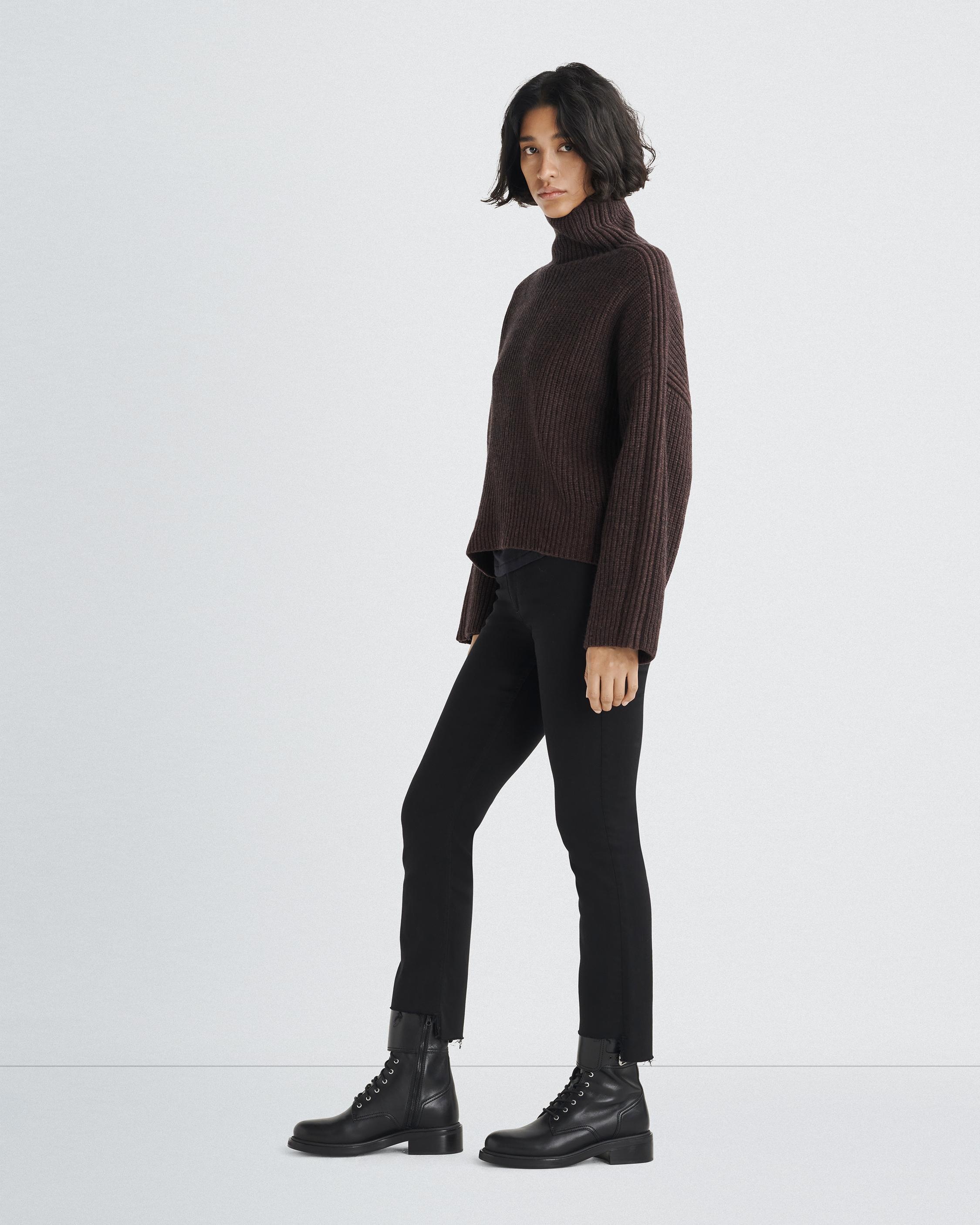 Connie Wool Turtleneck
Oversized Fit - 4