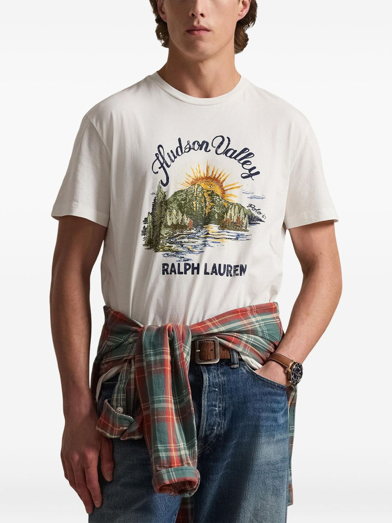 short-sleeved graphic T-shirt 3