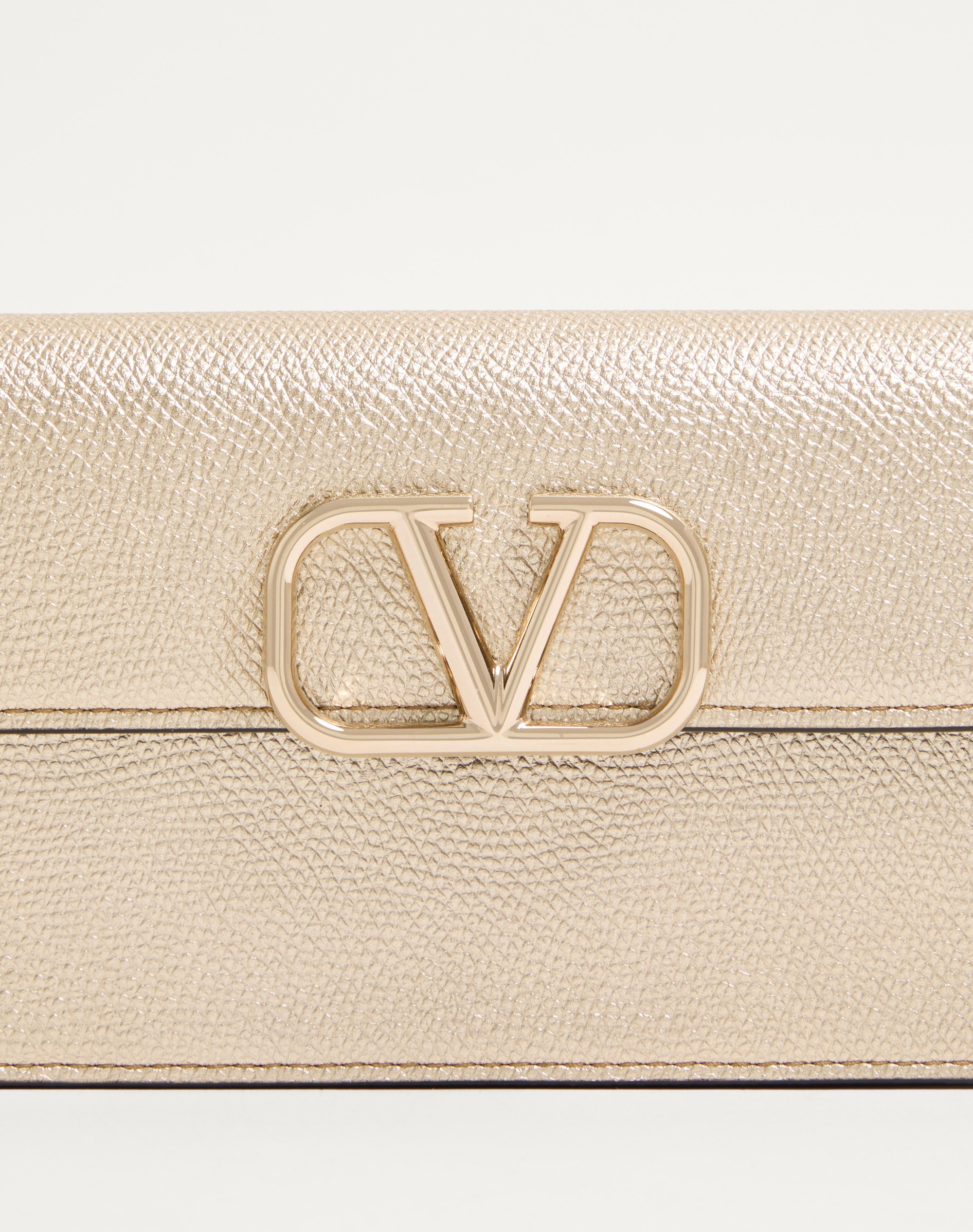 VLOGO SIGNATURE METALLIC GRAINY CALFSKIN WALLET WITH CHAIN - 6
