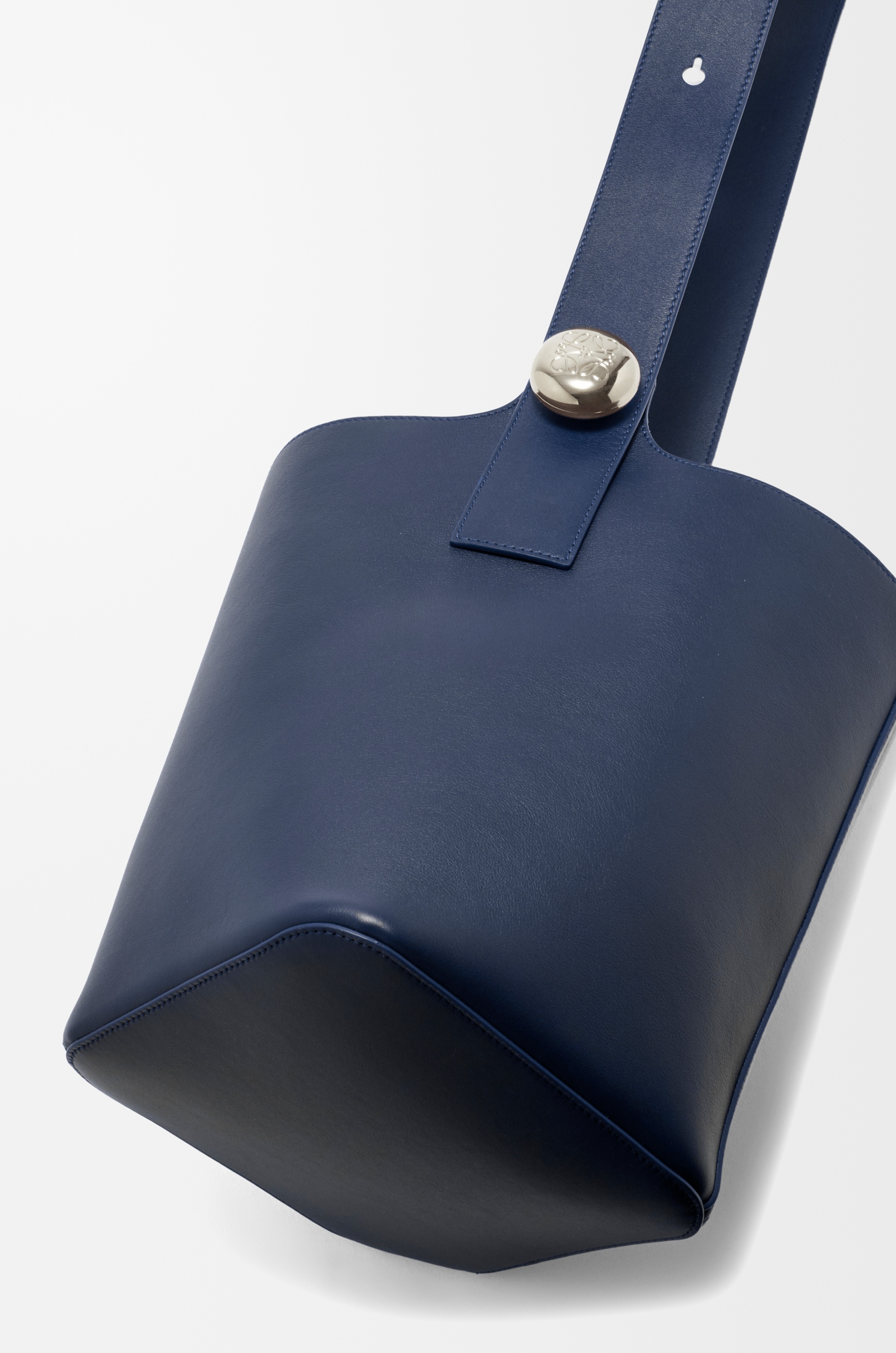 Medium Pebble Bucket bag in mellow calfskin - 9