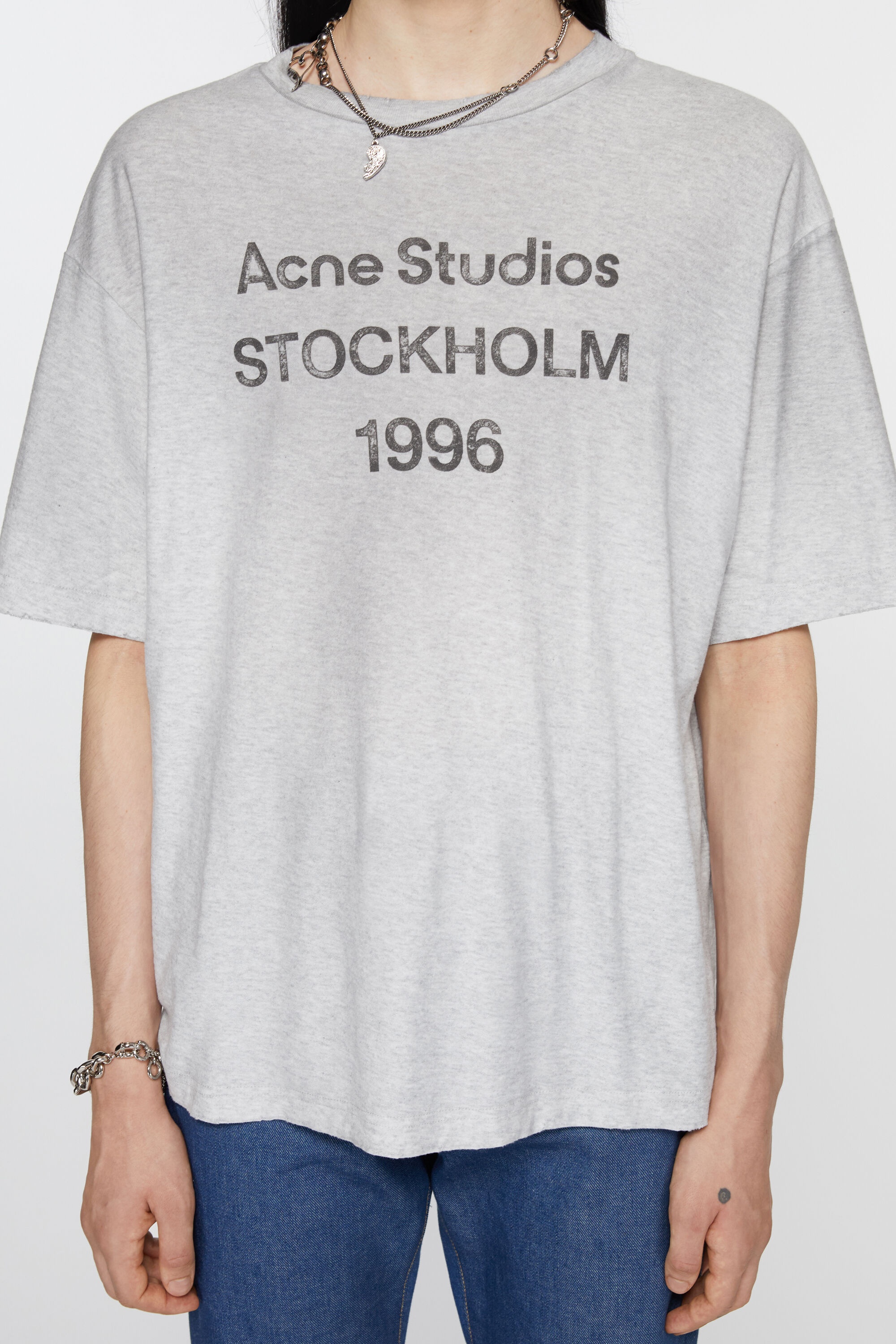 Acne Studios Tシャツ グレー STOCKHOLM 1996 Acne Studios Logo Stockholm 1996-print T-shirt | Grey | FARFETCH
