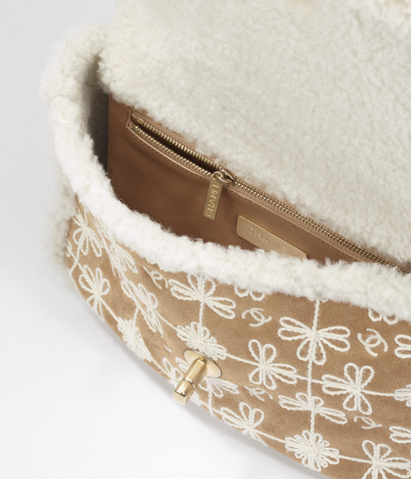 CHANEL CHANEL 19 Handbag outlook