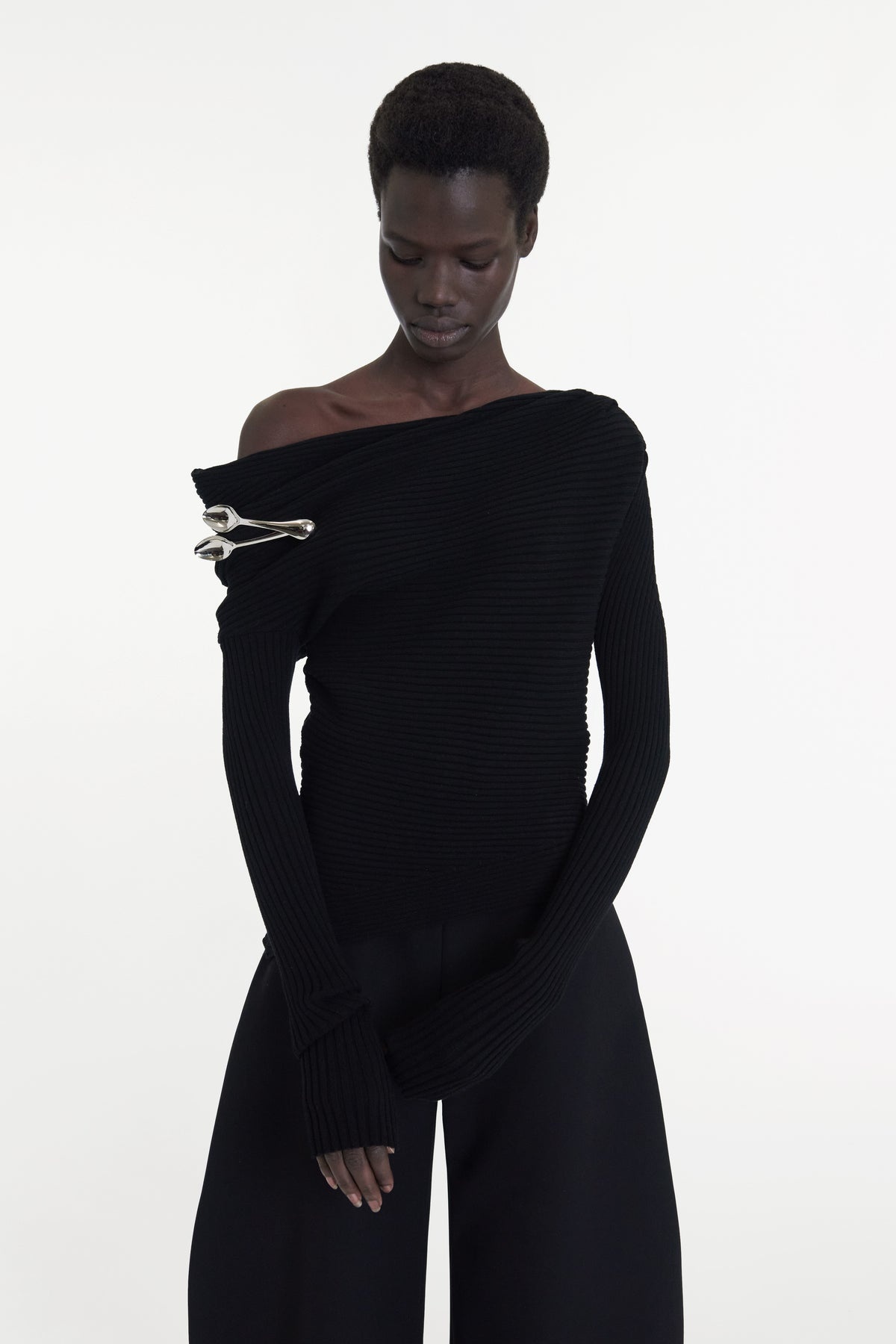 OFF SHOULDER SWEATER WITH SPOON BROOCH BLACK - 4