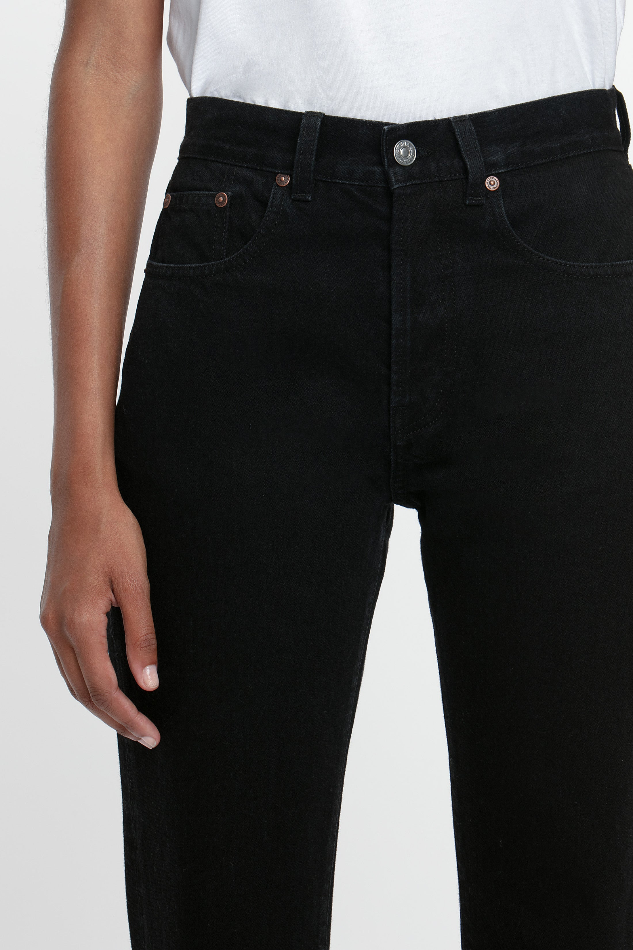 Exclusive Victoria Relaxed Jean In Washed Black - 4