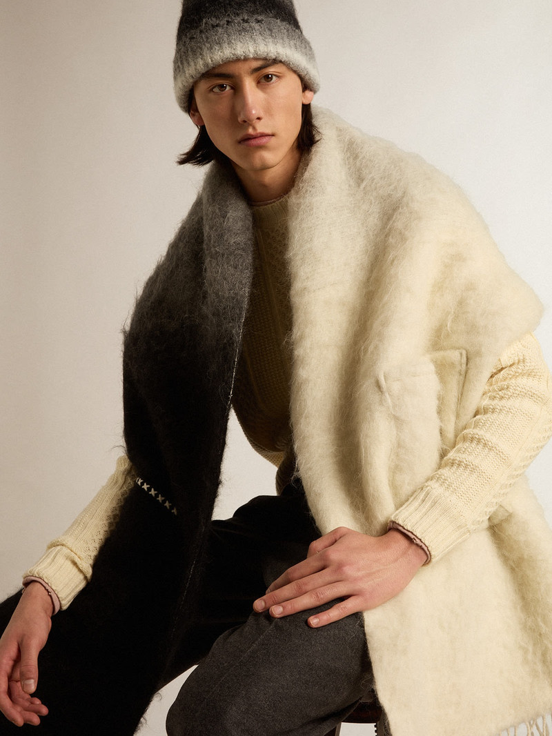 Black and white scarf with pockets 3