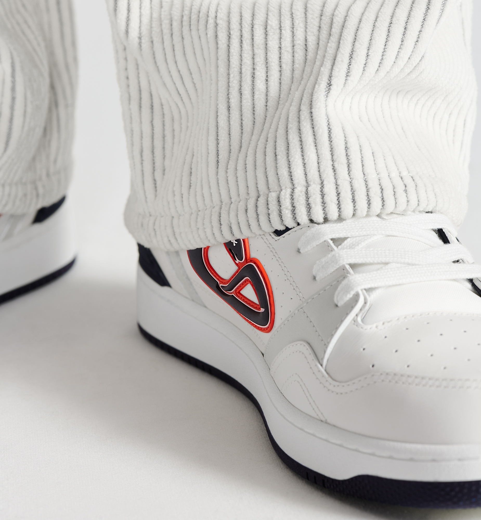 DIOR AND KAWS B57 ドリブル ロートップスニーカー★1947足限定 Dior x Kaws Men's B57 Smooth Calfskin & Suede White