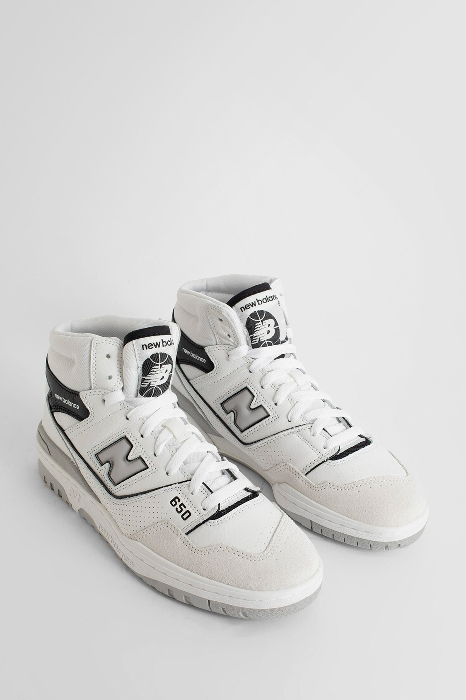 NEW BALANCE UNISEX WHITE SNEAKERS - 6