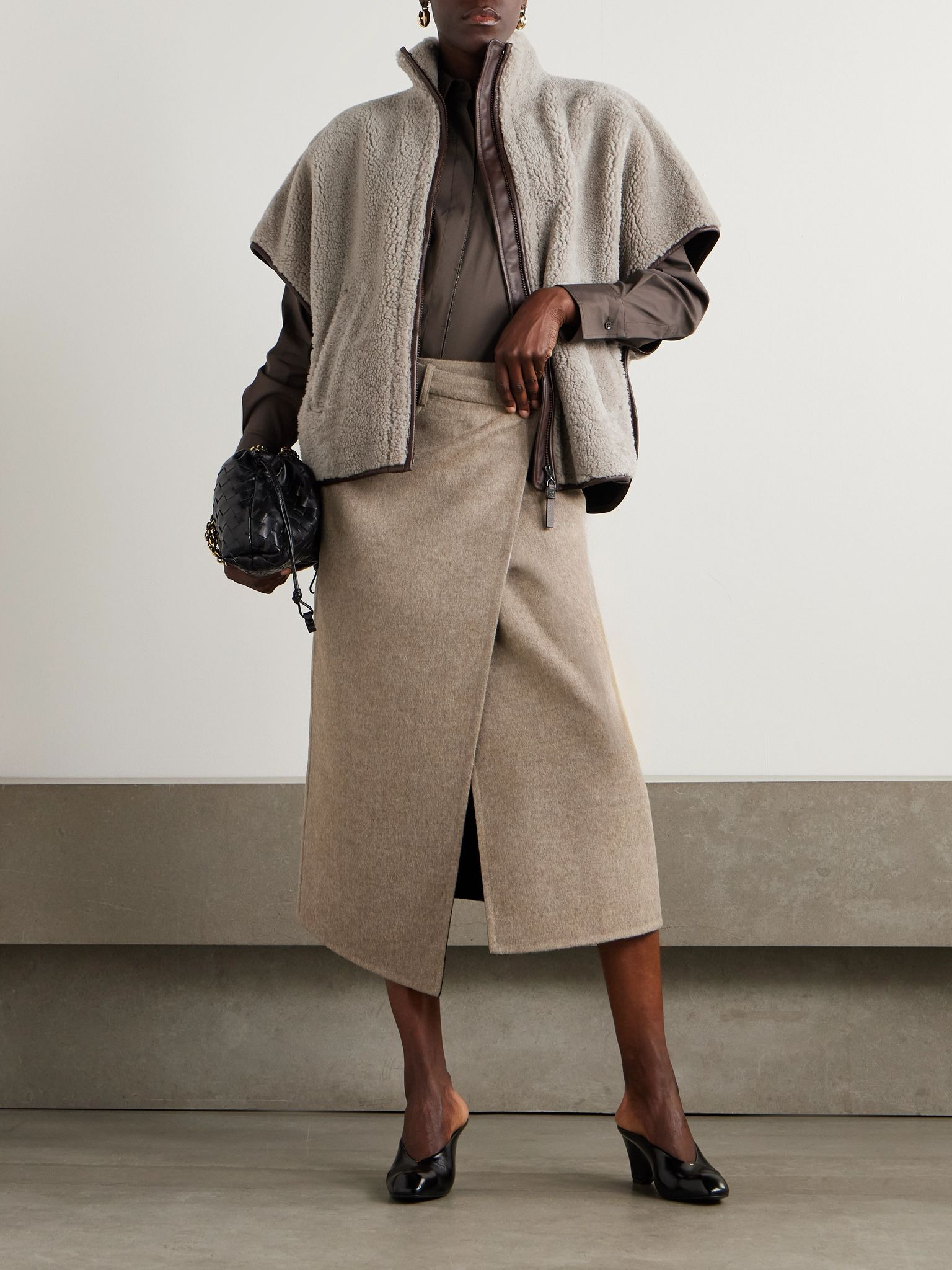 Bead-embellished leather-trimmed shearling vest Brown - 2