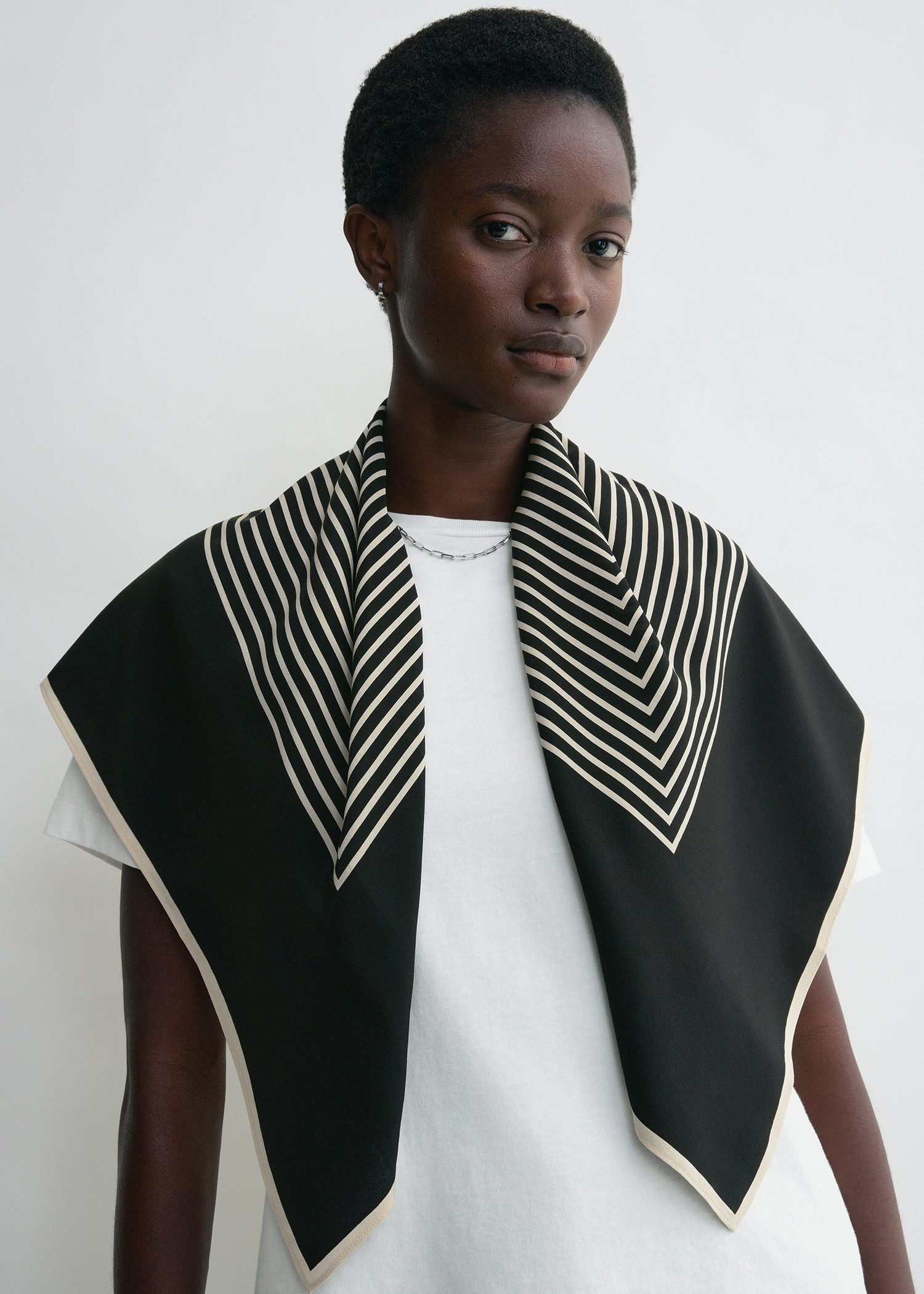 Centered monogram silk scarf black - 2