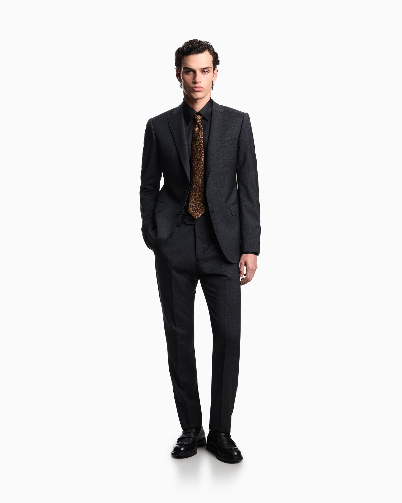 SINGLE-BREASTED SUIT MADE OF TROPICAL LIGHT WOOL WITH A CHECK MOTIF - 2